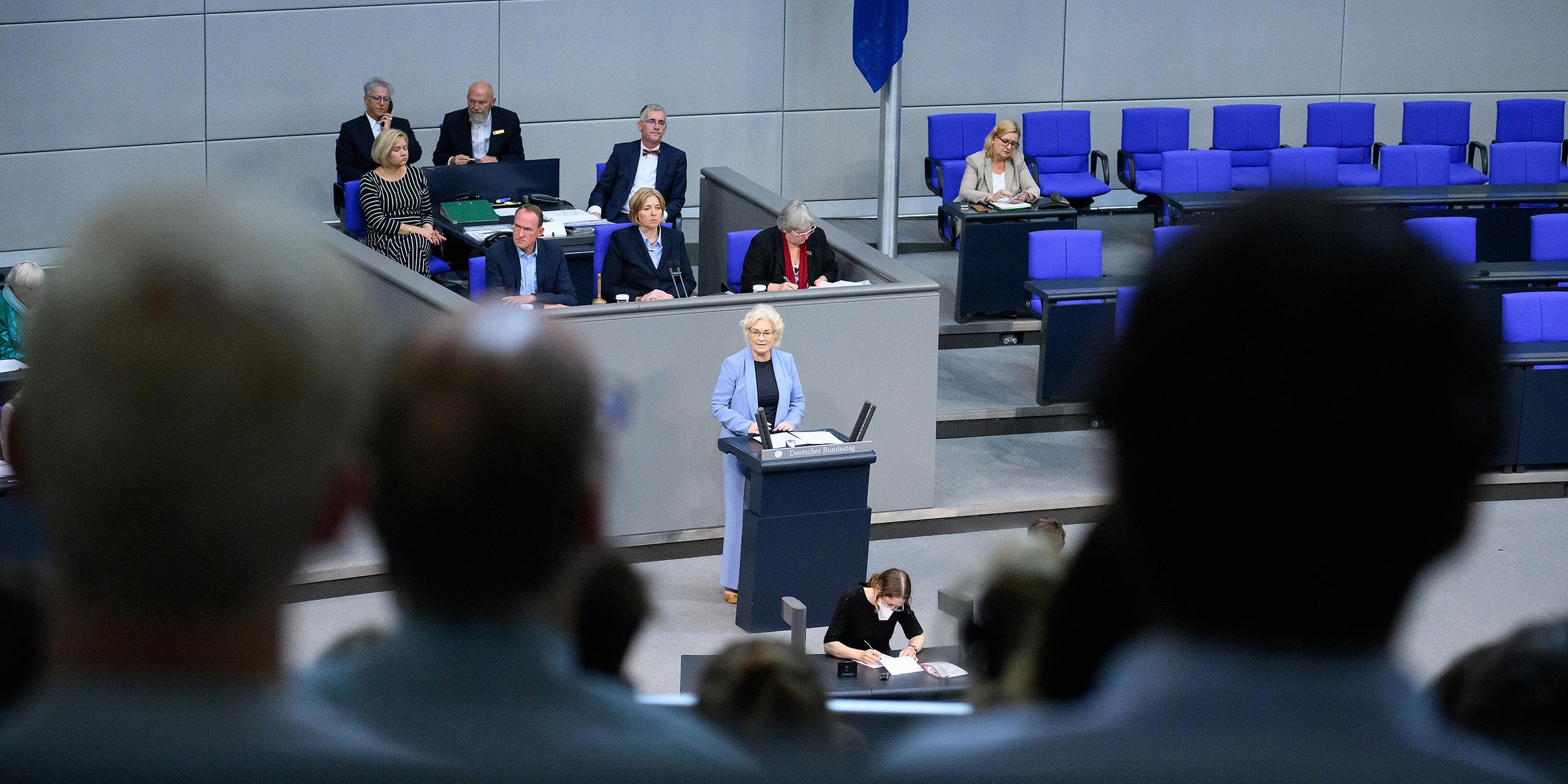 Christine Lambrecht bei Debatte im Bundestag