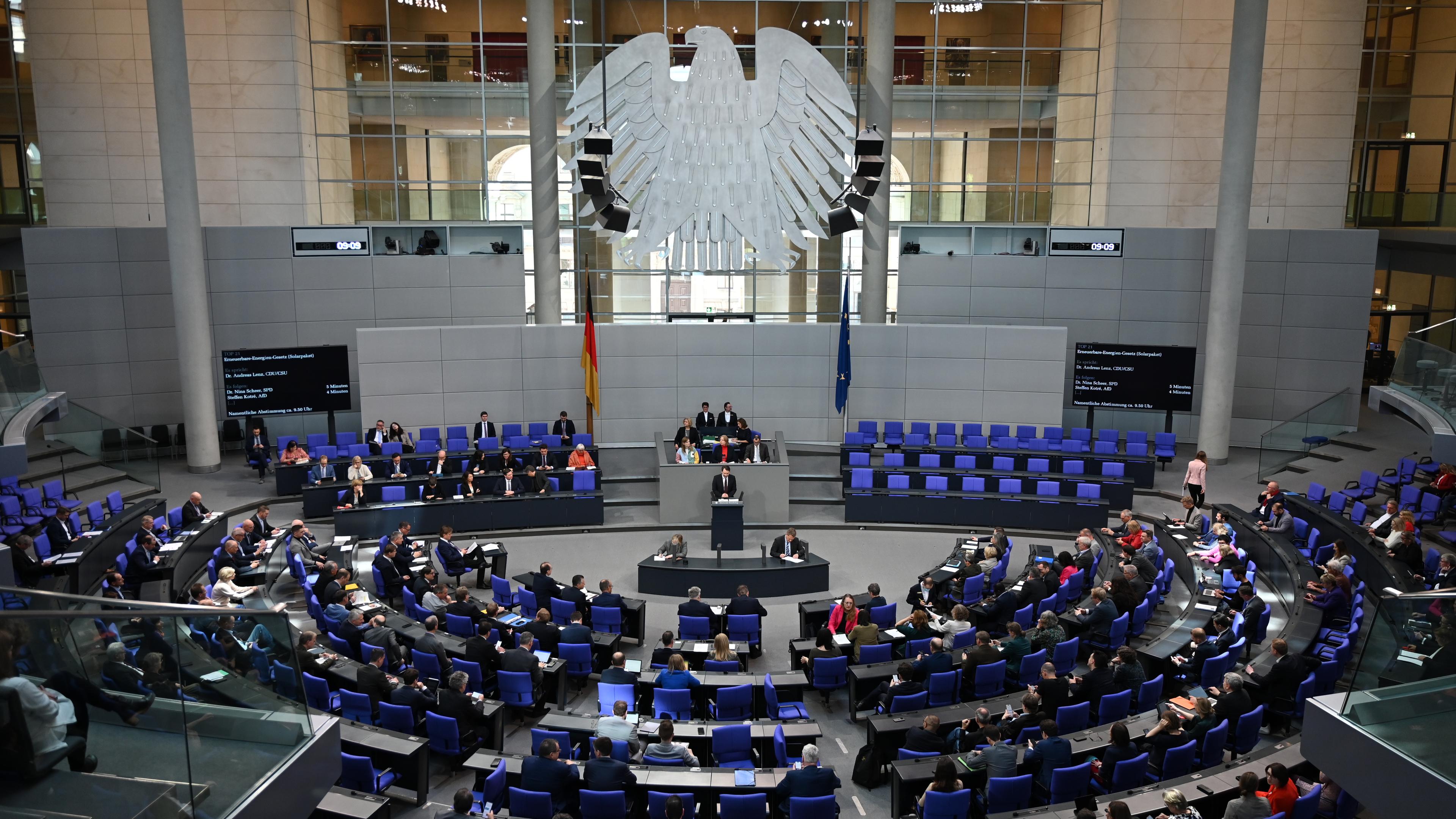 26.04.2024, Berlin: Eine Plenardebatte im Bundestag. 