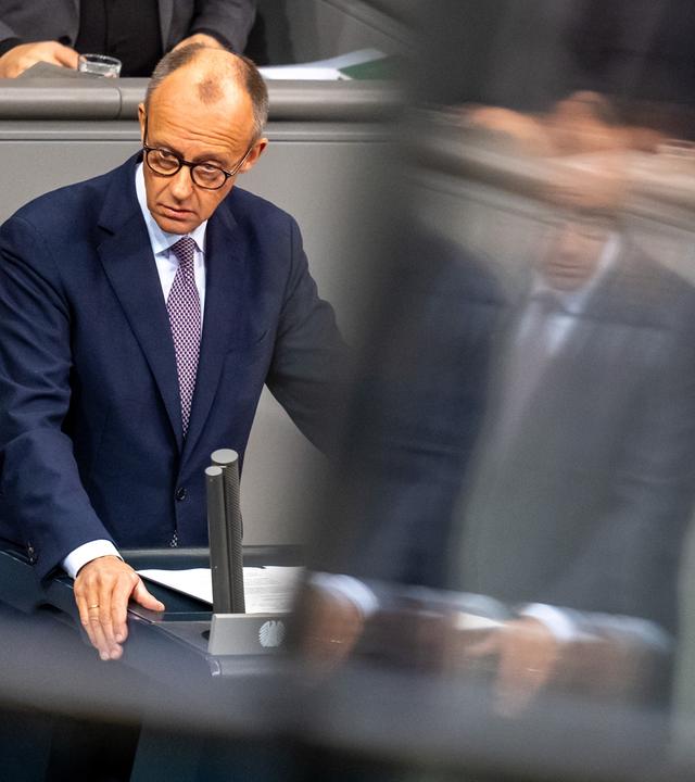 Bundeskanzler Friedrich Merz (CDU) spricht im Bundestag bei seiner Regierungserklärung zum EU-Gipfel. 