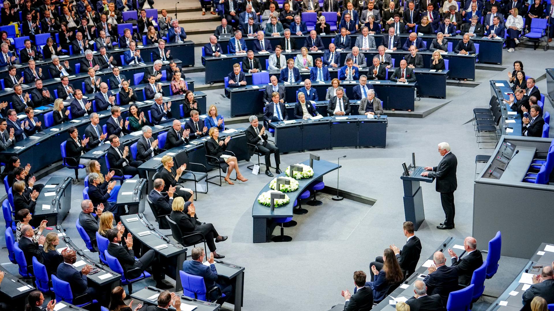 Bundespräsident Frank-Walter Steinmeier nimmt mit Ausnahme der AfD-Fraktion nach seiner Rede in der Gedenkstunde zum 80. Jahrestag des Endes des Zweiten Weltkriegs im Bundestag den Applaus der Bundestagsabgeordneten entgegen.