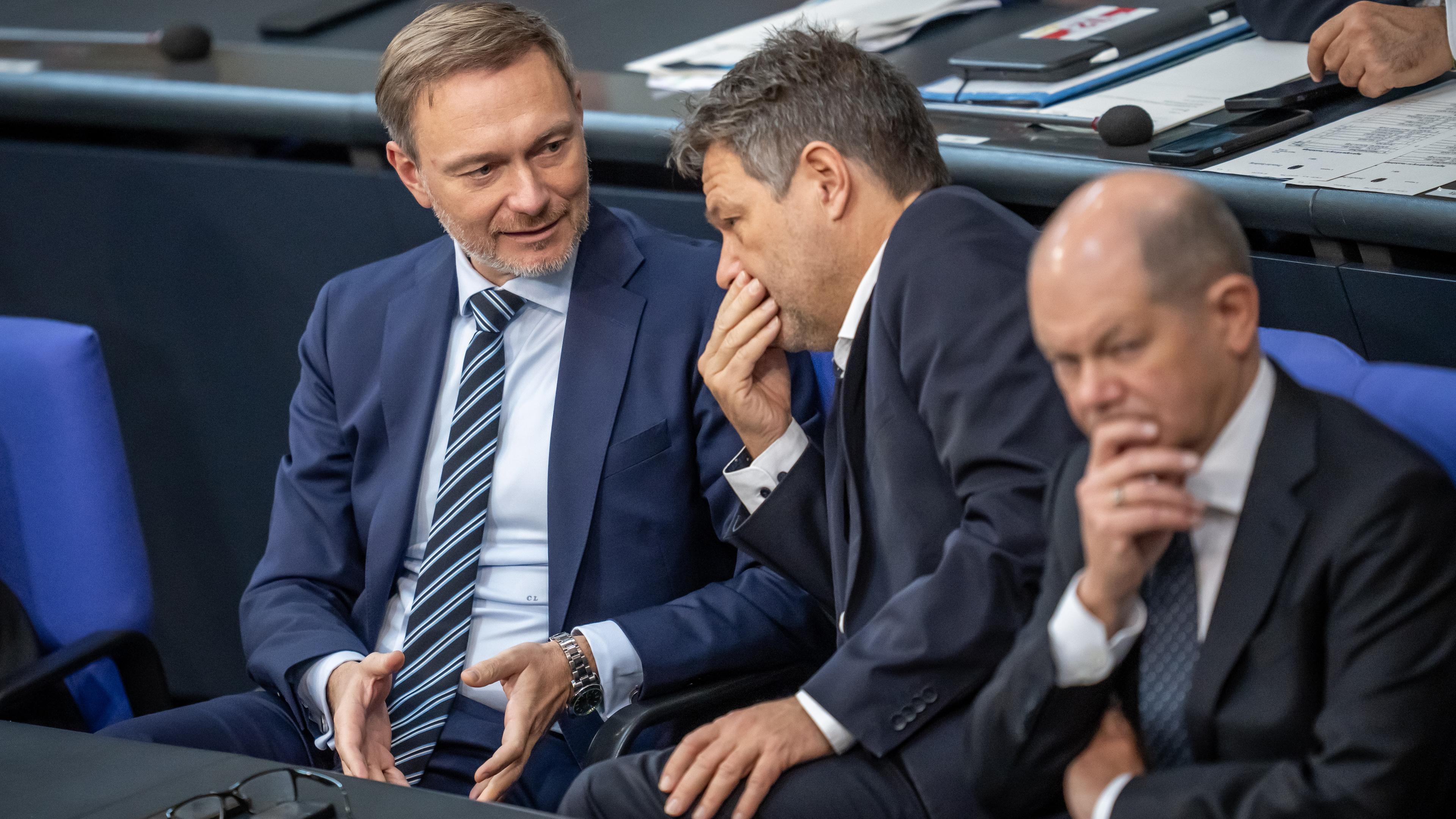 Berlin: Bundeskanzler Olaf Scholz (SPD, r), Robert Habeck (Bündnis 90/Die Grünen, M), Bundesminister für Wirtschaft und Klimaschutz, und Christian Lindner (FDP), Bundesminister der Finanzen