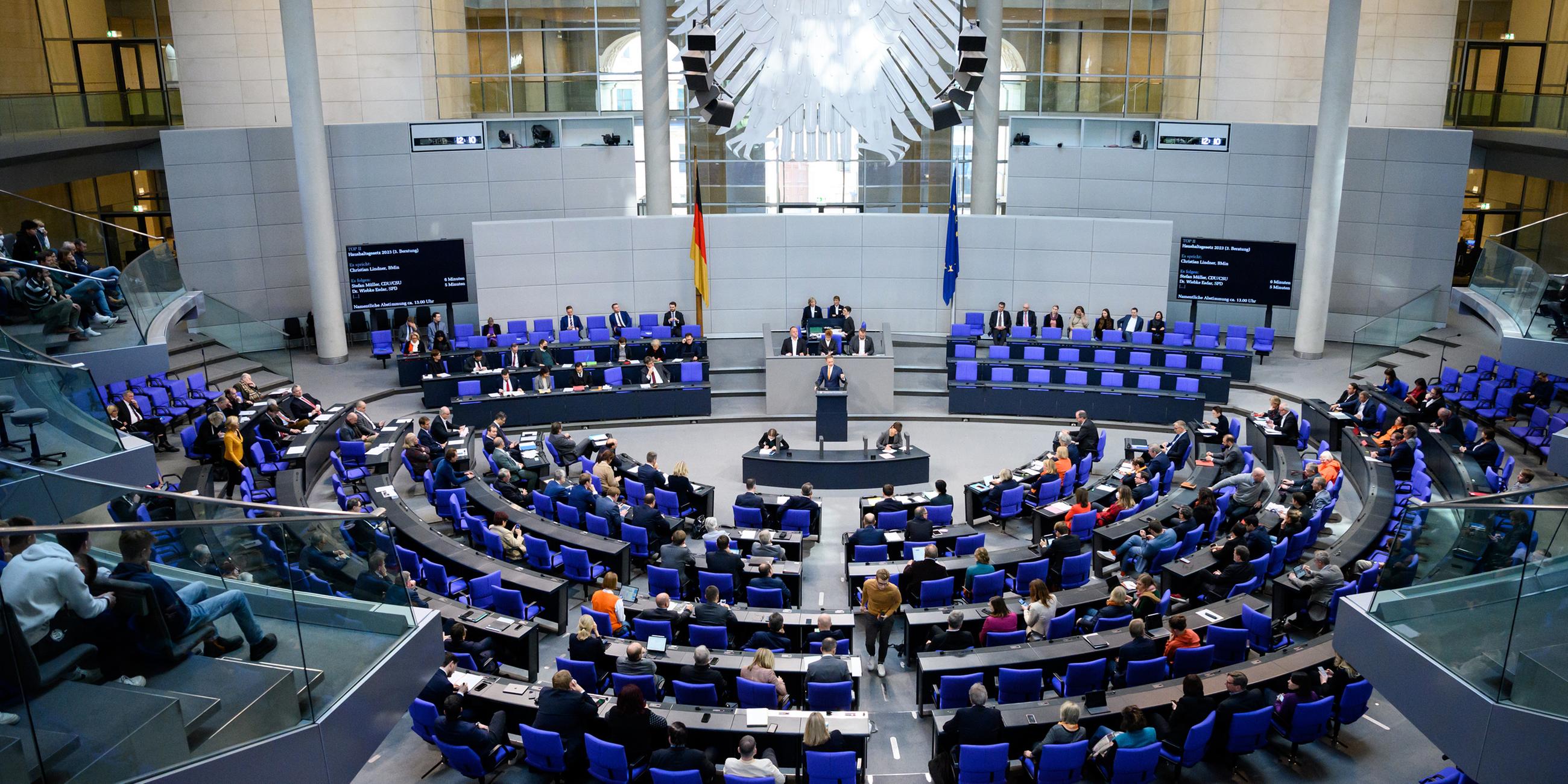 Christian Lindner (FDP), Bundesminister der Finanzen, spricht bei der Plenarsitzung im Deutschen Bundestag. Hauptthemen der 71. Sitzung der 20. Legislaturperiode sind die Abstimmung über den vom Vermittlungsausschuss beschlossenen Kompromiss zum Bürgergeld und der Abschluss der Haushaltswoche. 