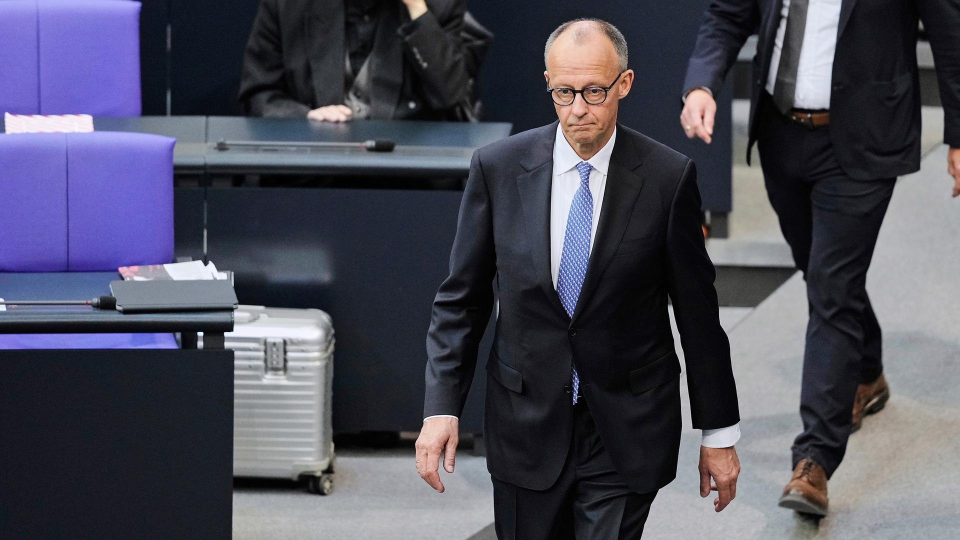Friedrich Merz betritt das Plenum, nachdem er bei der ersten Abstimmung im Berliner Bundestag am Dienstag, 6. Mai 2025, nicht zum neuen Kanzler gewählt wurde, aufgenommen am 06.05.2025