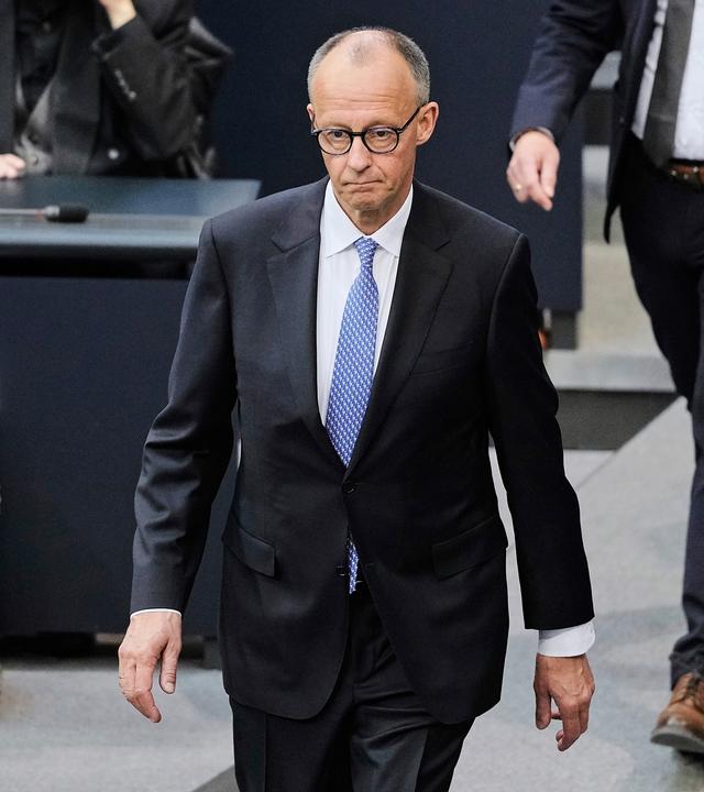 Friedrich Merz betritt das Plenum, nachdem er bei der ersten Abstimmung im Berliner Bundestag am Dienstag, 6. Mai 2025, nicht zum neuen Kanzler gewählt wurde, aufgenommen am 06.05.2025