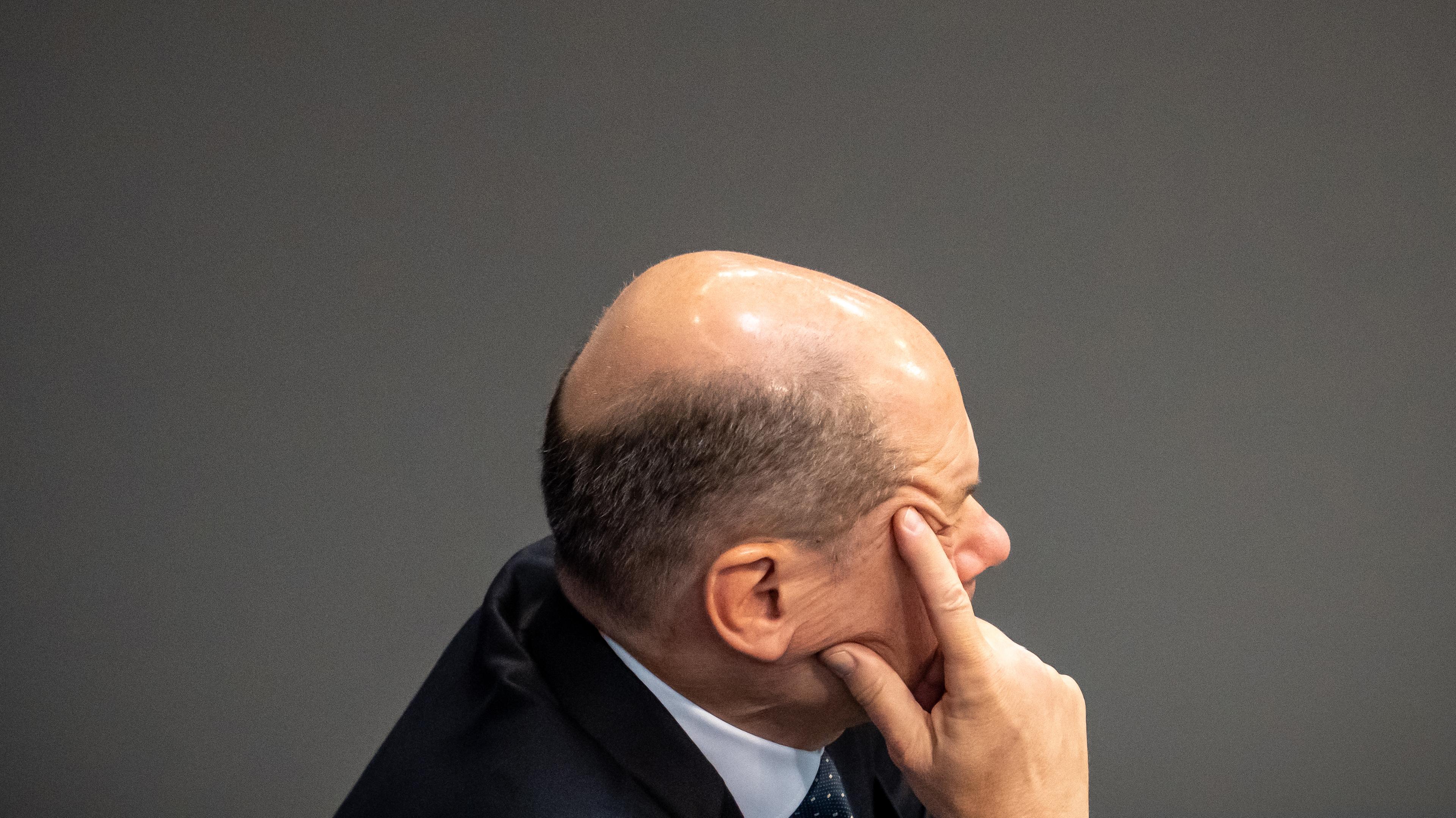 Berlin: Bundeskanzler Olaf Scholz (SPD) verfolgt die Debatte nach seiner Regierungserklärung zur Haushaltslage im Bundestag.