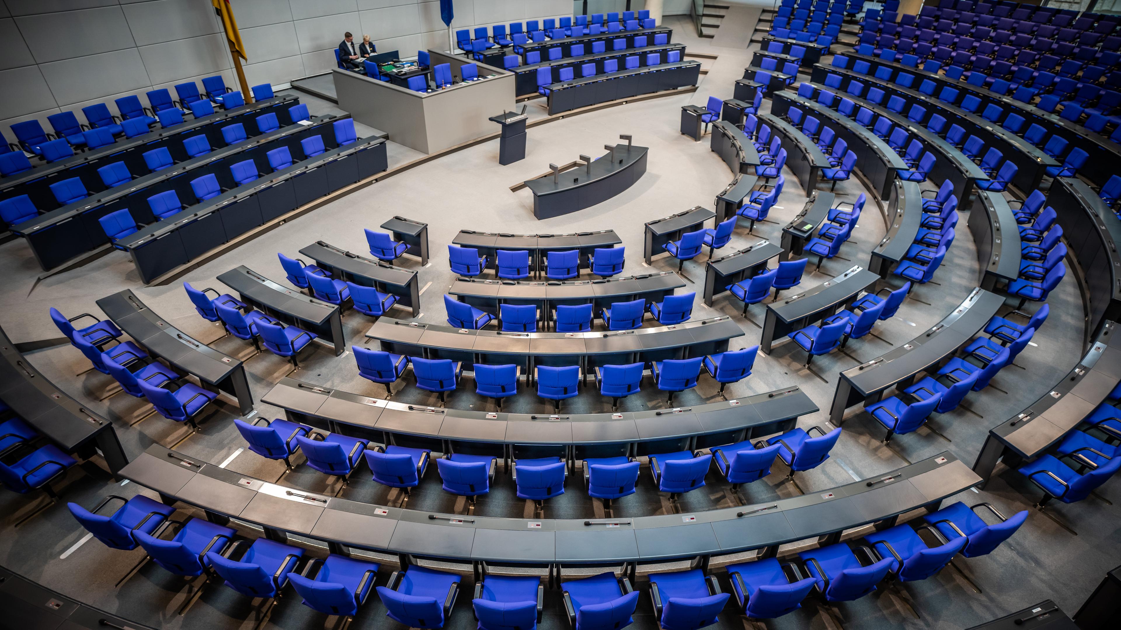 Blick in den leeren Plenarsaal im Bundestag.