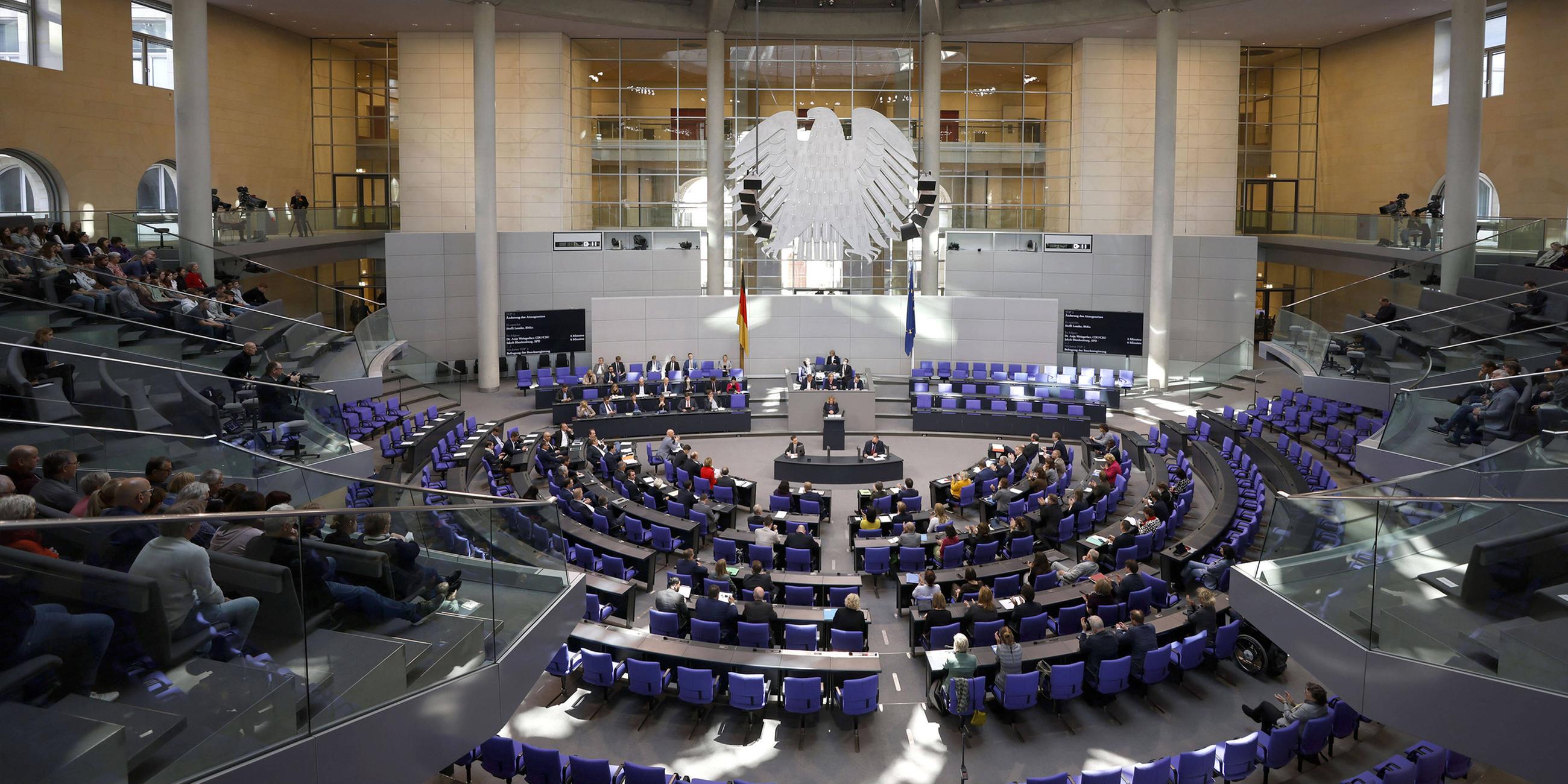 Plenarsaal bei der 65. Sitzung des Deutschen Bundestages im Reichstagsgebäude, Berlin