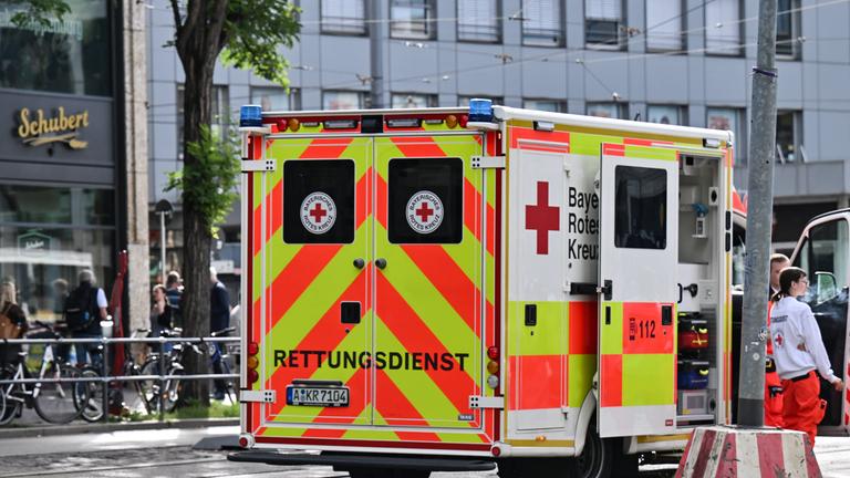 Ein Rettungsdienstwagen ist im Bereich des Augsburger Hauptbahnhofes zu sehen.