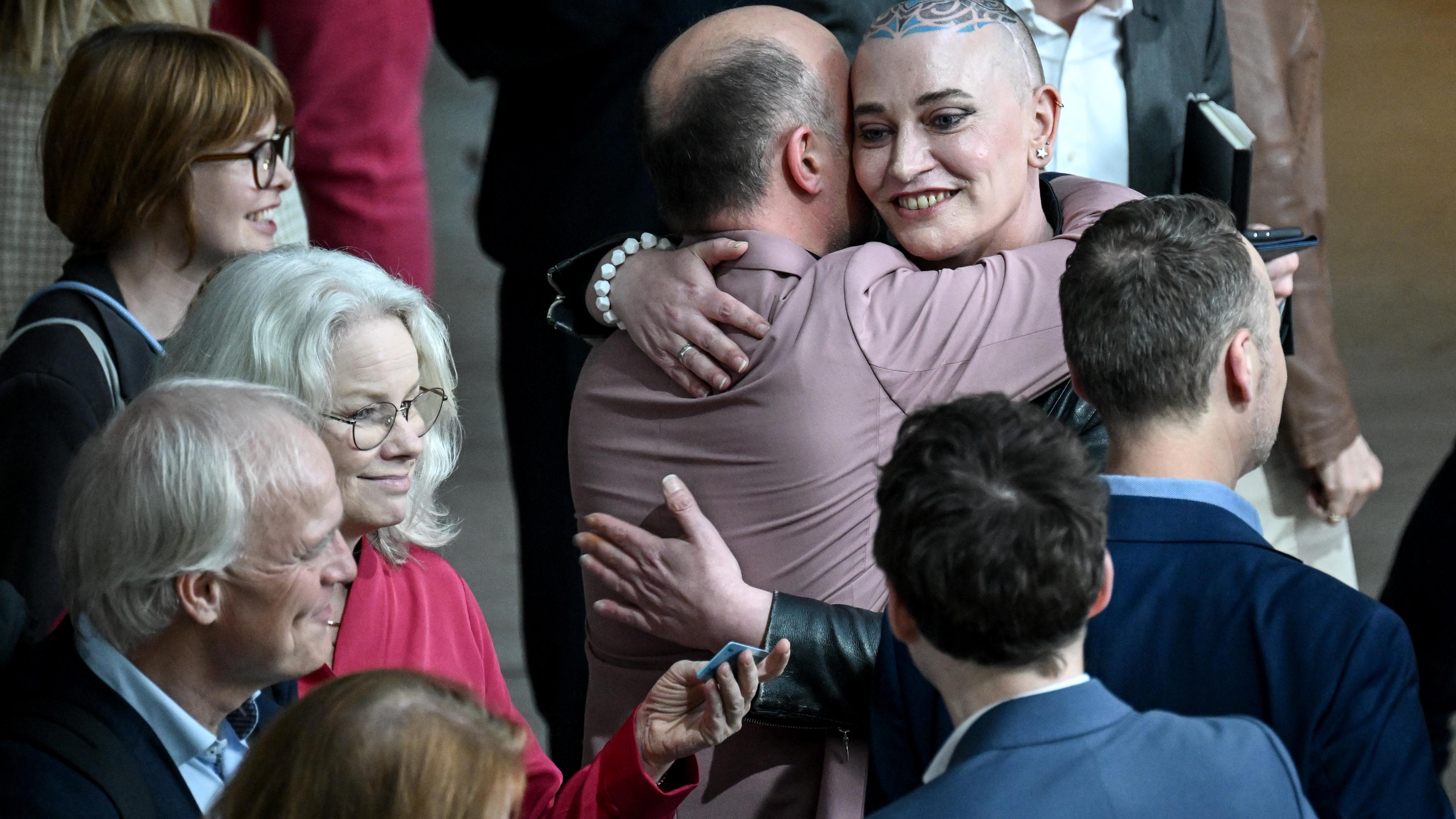 Tessa Ganserer (Bündnis 90/Die Grünen) und Sven Lehmann (Bündnis 90/Die Grünen), Parlamentarischer Staatssekretär für Familie, Senioren, Frauen und Jugend, umarmen sich
