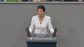 Sahra Wagenknecht يلقي خطابًا في Bundestag.