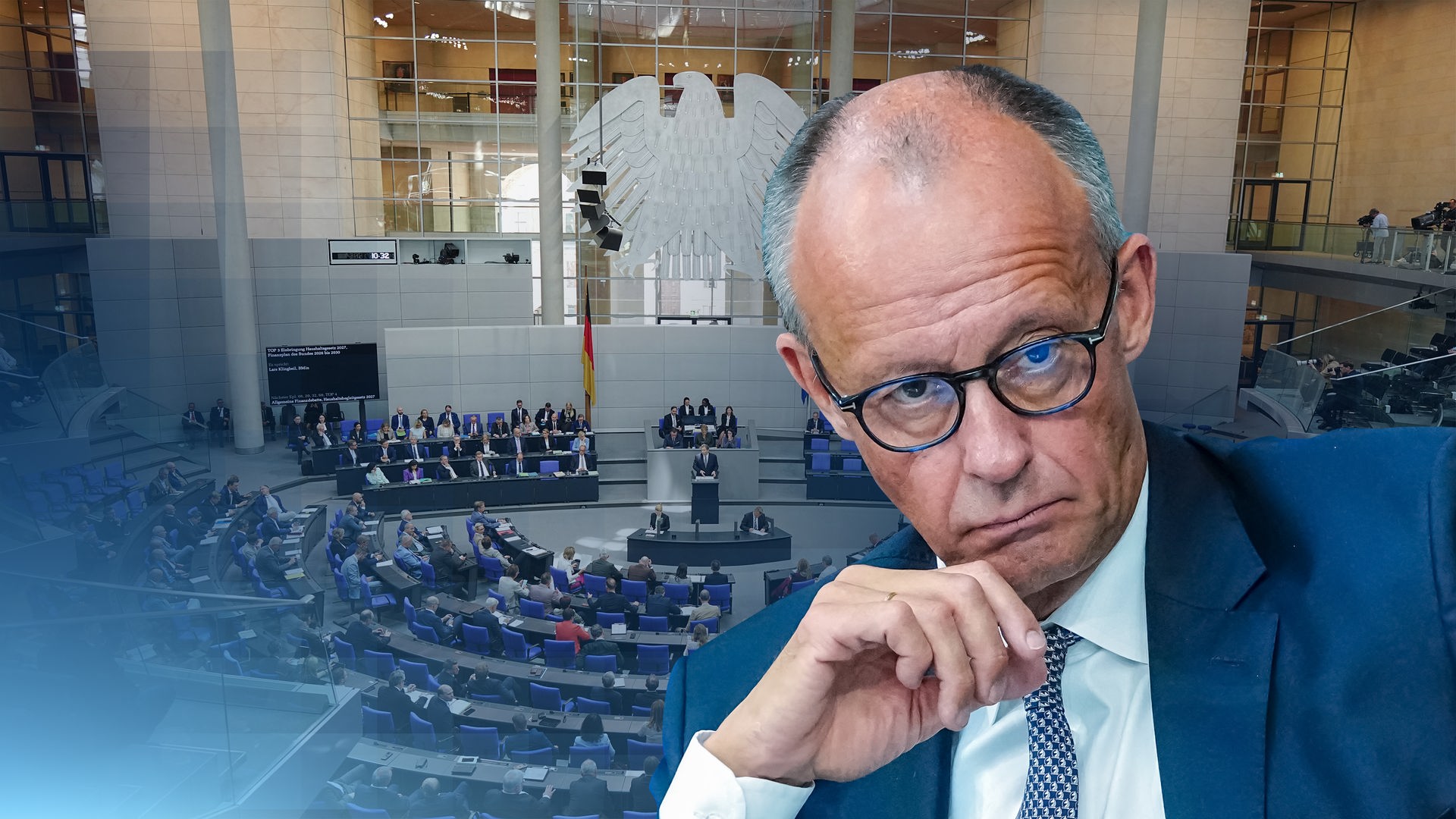Ein Bild von Friedrich Merz in dunkelblauem Anzug vor einem Bild des Bundestags.