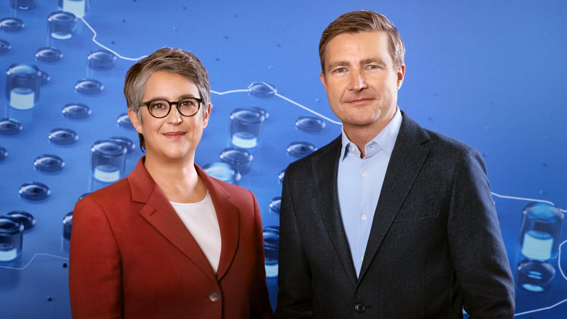 Moderatorin und Moderator der Bundestagswahl 2025 im ZDF: Shakuntala Banerjee und Stefan Leifert stehen nebeneinander