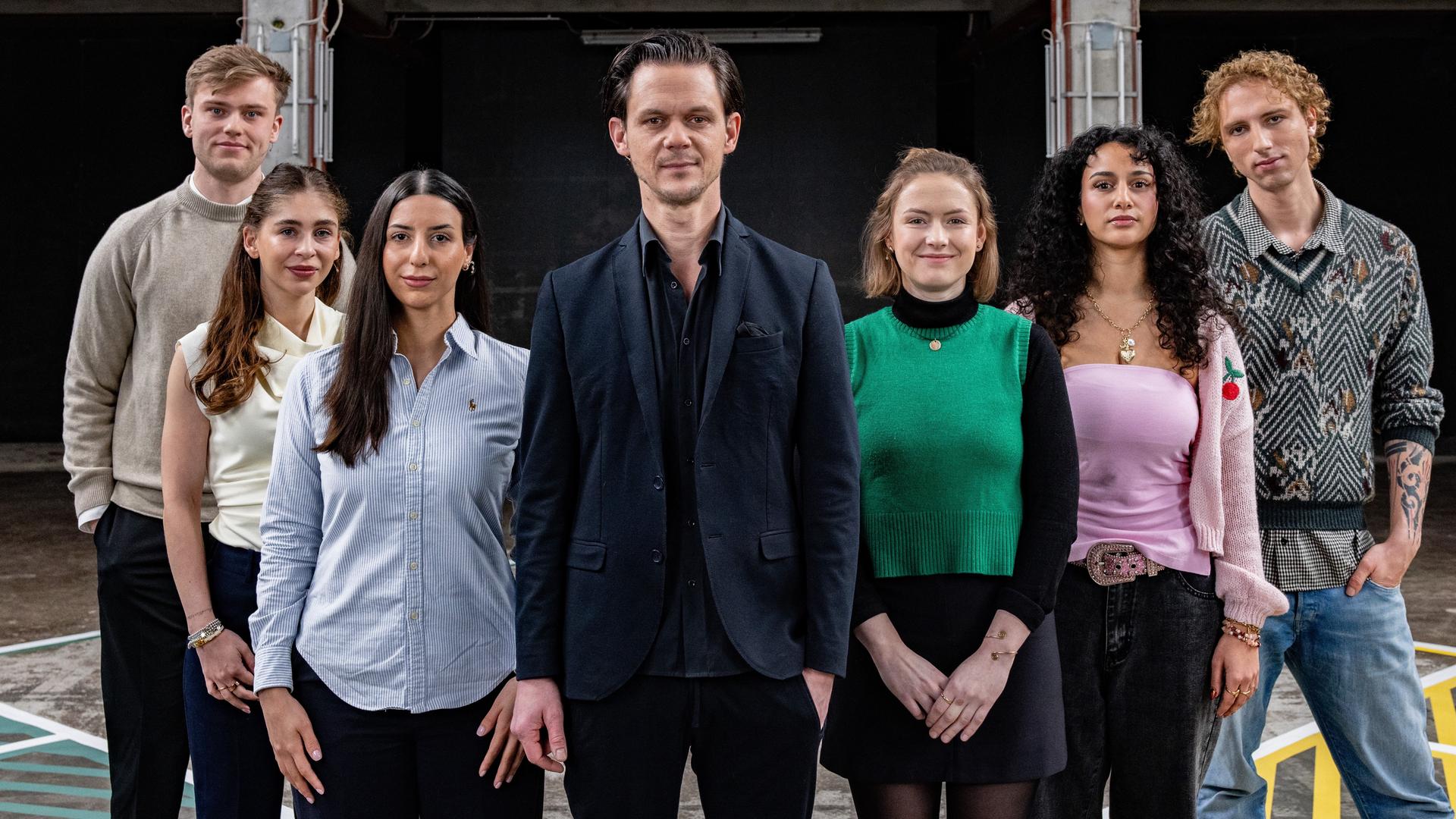 Moderator Jo Schück steht mit seinen sechs Gästen auf dem 13 Fragen-Spielfeld.