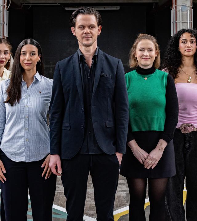 Moderator Jo Schück steht mit seinen sechs Gästen auf dem 13 Fragen-Spielfeld.