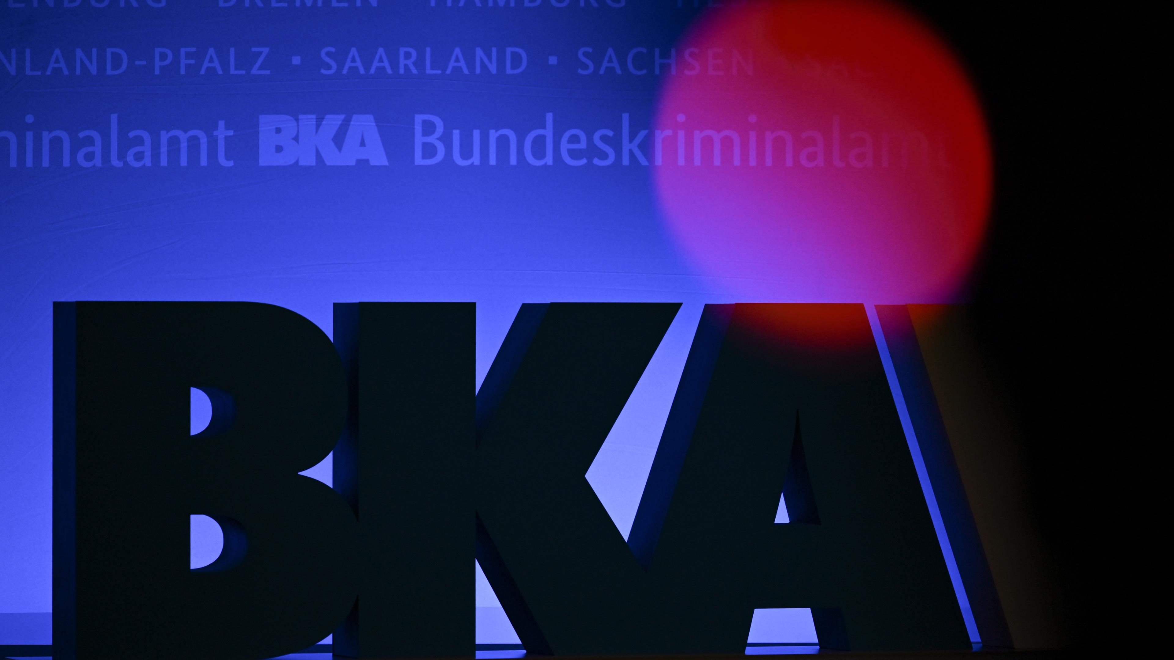 Ein großes BKA-Logo bei einer Tagung des BKA in Wiesbaden.