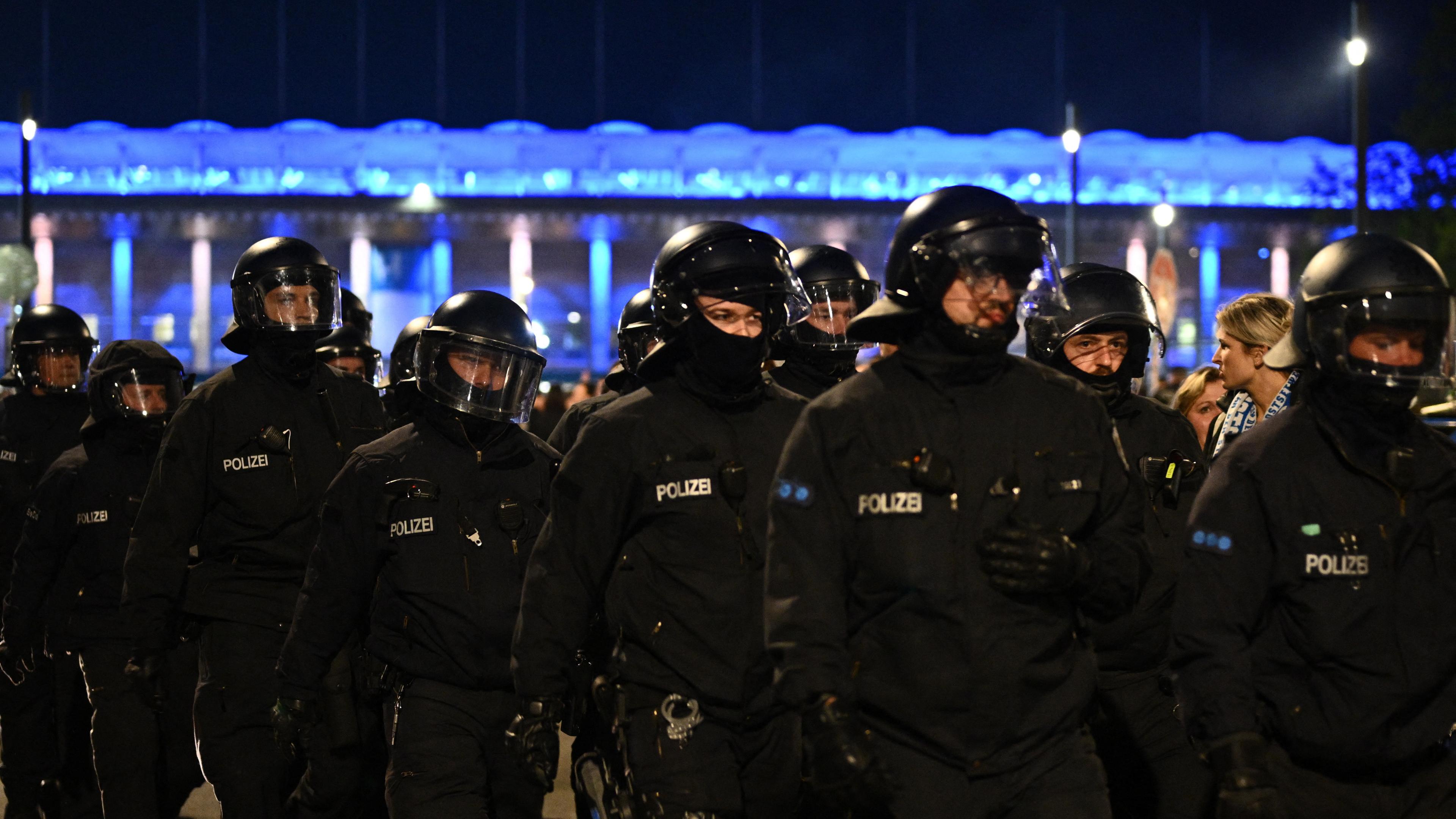 Polizisten vor dem Berliner Olympiastadion am 12. April.