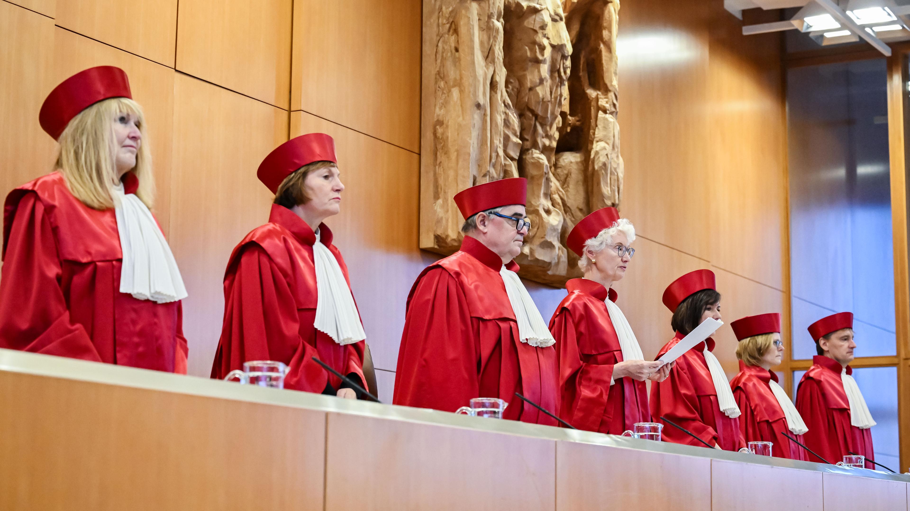 Der Zweite Senat des Bundesverfassungsgericht verkündet stehend und in roten Roben im Gerichtssaal das Urteil.
