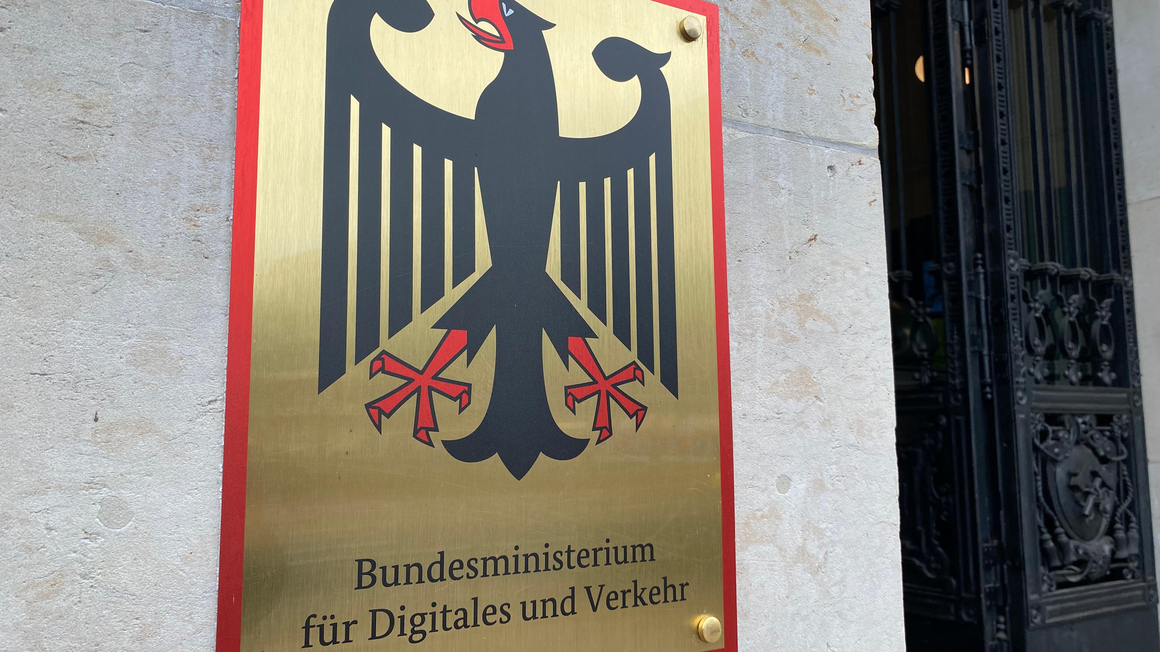  Das amtliche Schild hängt am Eingang des Bundesverkehrsministeriums in Berlin. 