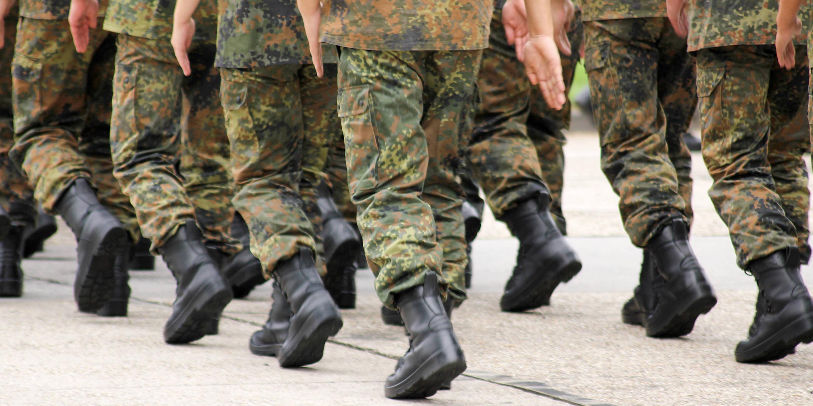 Soldaten marschieren 