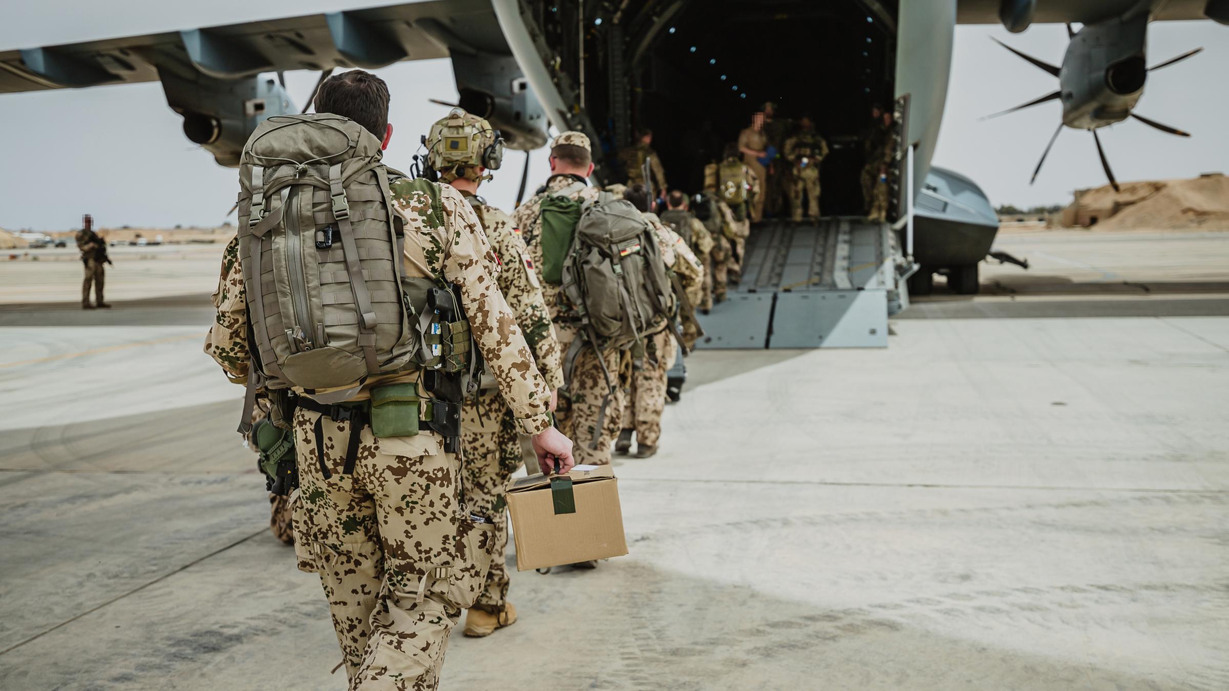 Auf der Luftwaffenbasis Al-Asrak in Jordanien steigen Soldaten der Bundeswehr in eine Bundeswehrmaschine, um in den Sudan zu fliegen.