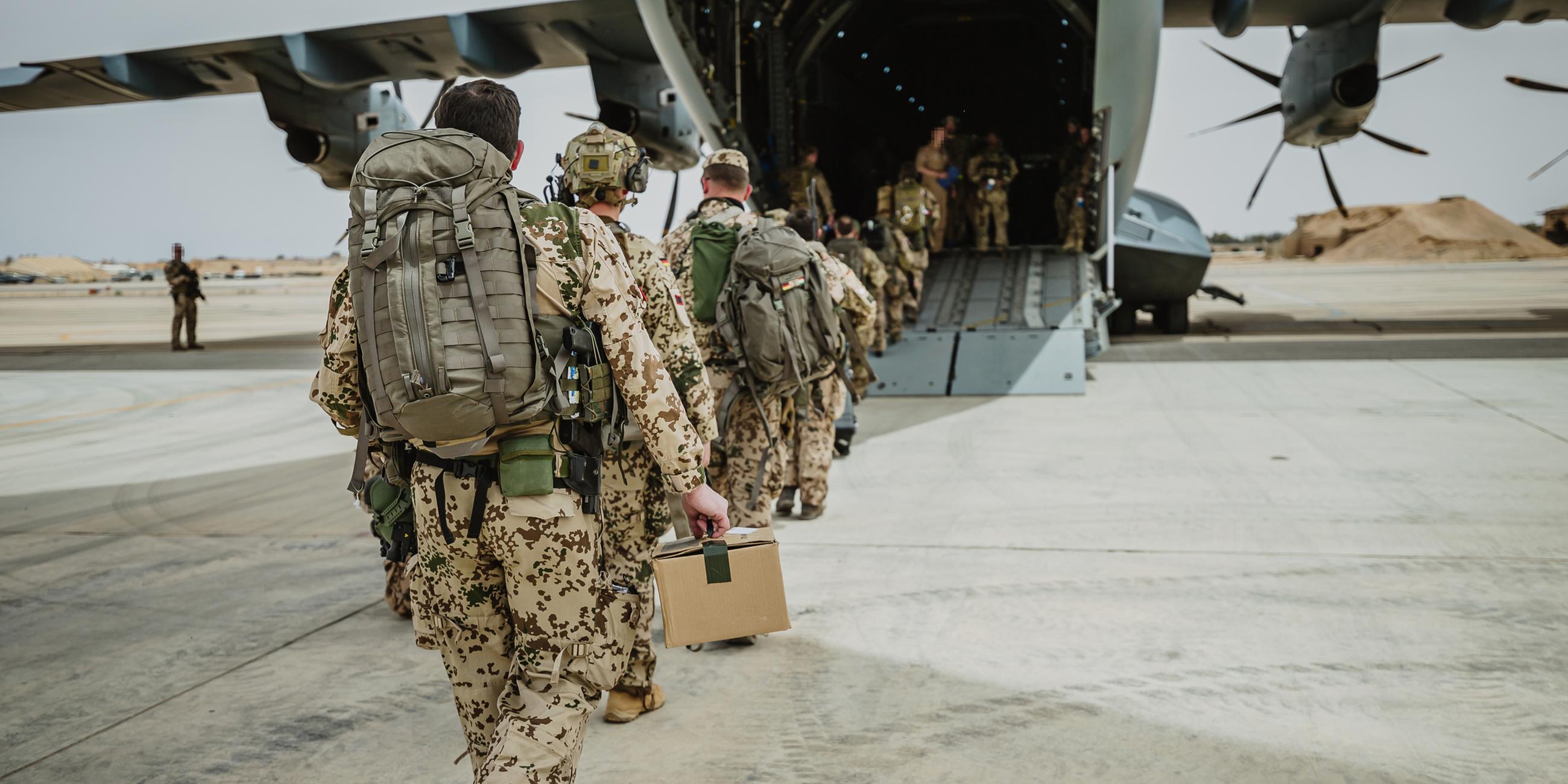 Auf der Luftwaffenbasis Al-Asrak in Jordanien steigen Soldaten der Bundeswehr in eine Bundeswehrmaschine, um in den Sudan zu fliegen.