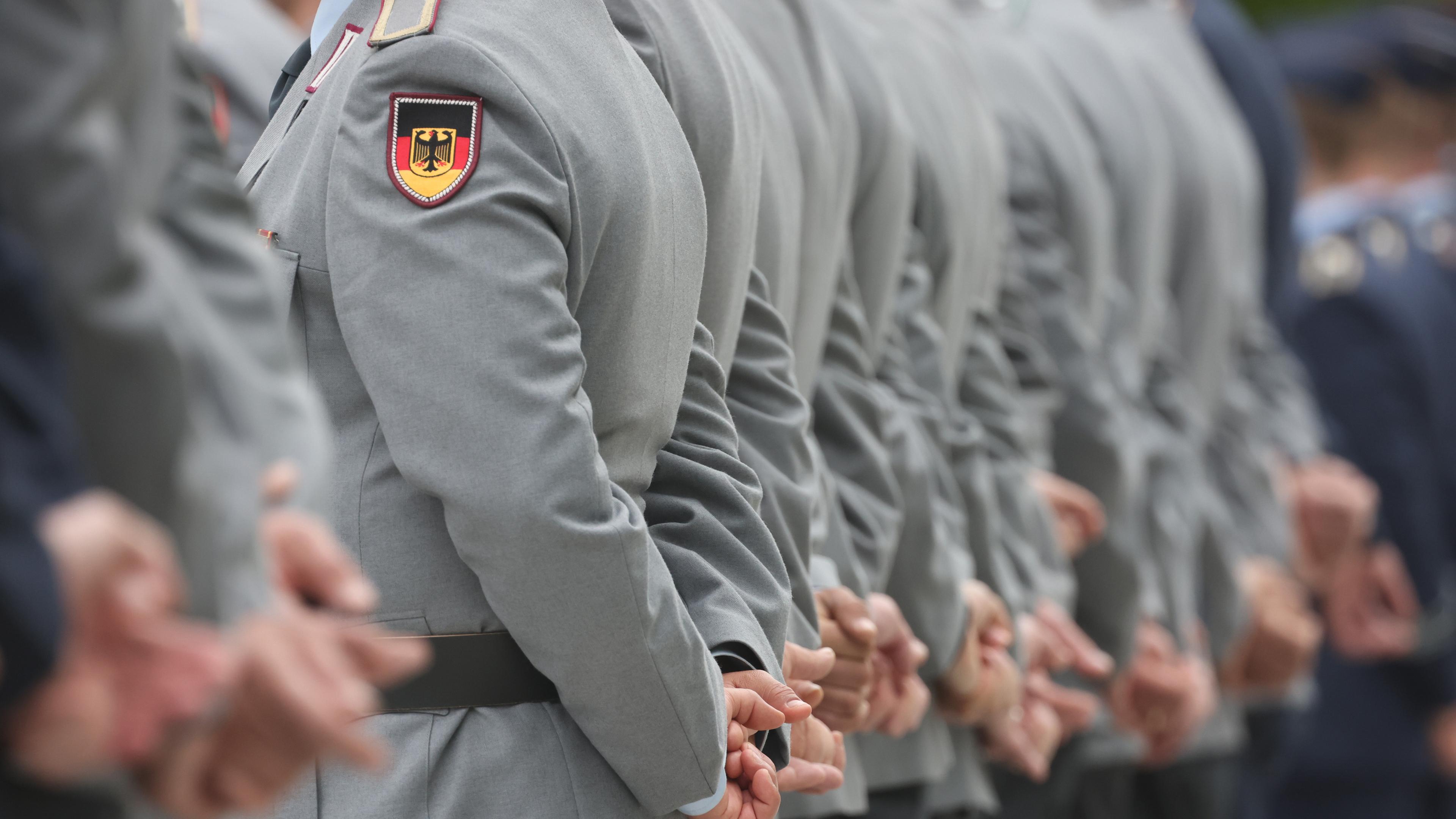 Archiv: Soldaten stehen nebeneinander im Verteidigungsministerium anlässlich der Endaufmarsch der Bundeswehr zu Ehren der Mali-Mission in Berlin, Deutschland, 11. April 2024. 