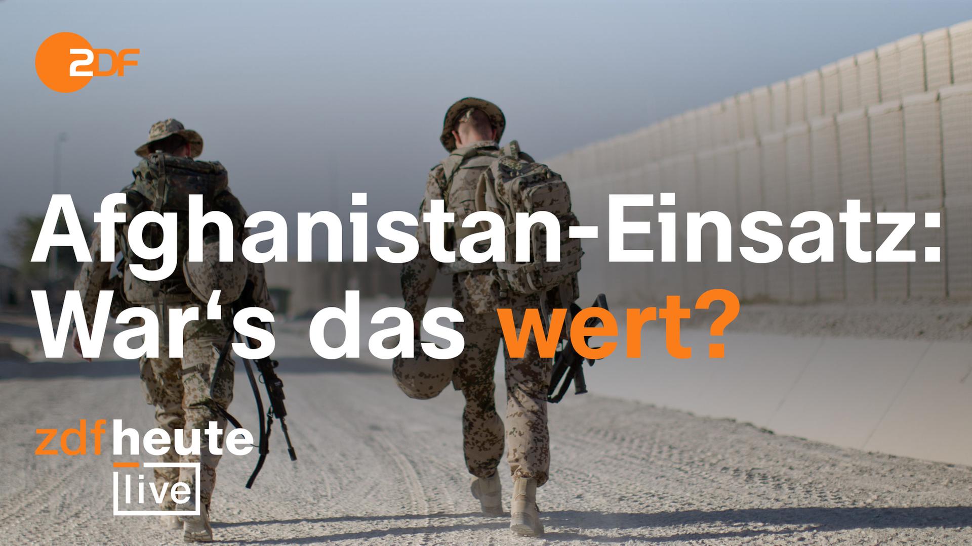Zwei bewaffnete Soldaten in Dienstkleidung und Ausrüstung laufen durchs Feldlager in Kundus un Afghanistan. ZDF-Logo oben links, ZDFheute live Logo unten links. Schriftzug "Afghanistan-Einsatz: War's das wert?"