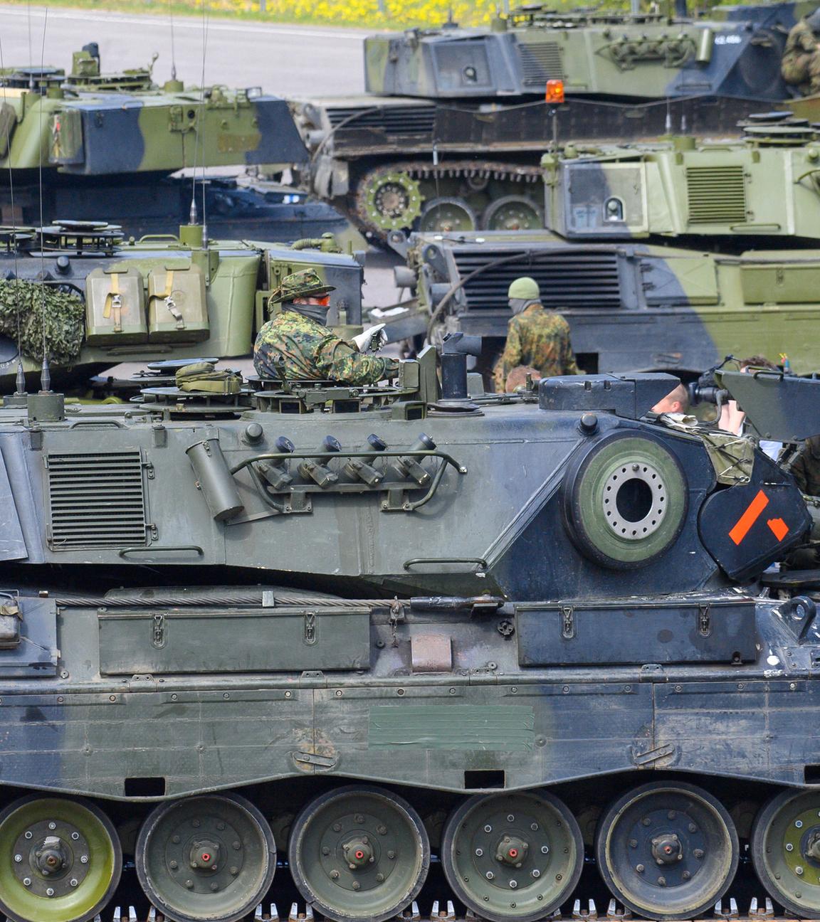Ukrainische Soldaten arbeiten an einem Kampfpanzer vom Typ Leopard 1 A5. 