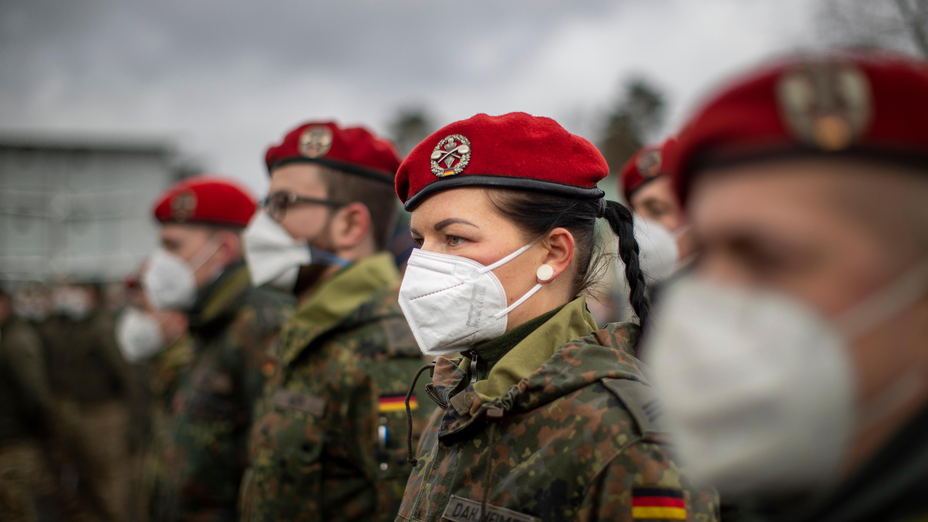 Deutsche Bundeswehrsoldaten des NATO-Bataillons für verstärkte Vorwärtspräsenz warten auf die deutsche Verteidigungsministerin Christine Lambrecht bei ihrer Ankunft auf dem Militärstützpunkt Rukla, etwa 100 km westlich der litauischen Hauptstadt Vilnius, am Dienstag, 22. Februar 2022.