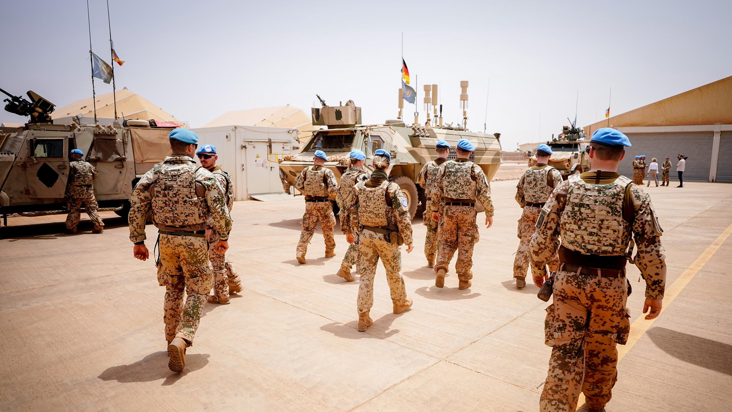 Archiv:  Soldaten der Bundeswehr verlassen einen Platz im Camp Castor in Gao, Mali