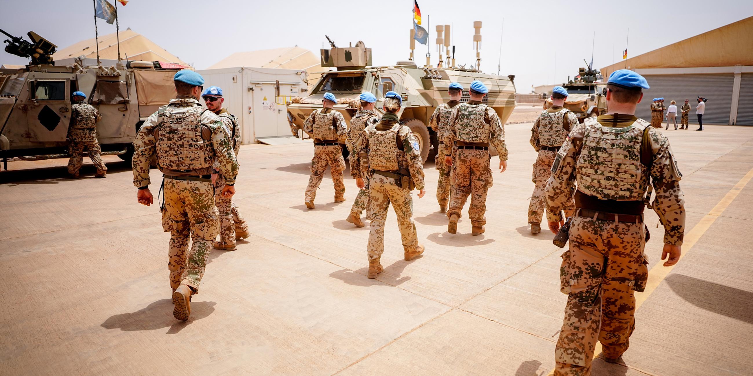 Archiv:  Soldaten der Bundeswehr verlassen einen Platz im Camp Castor in Gao, Mali