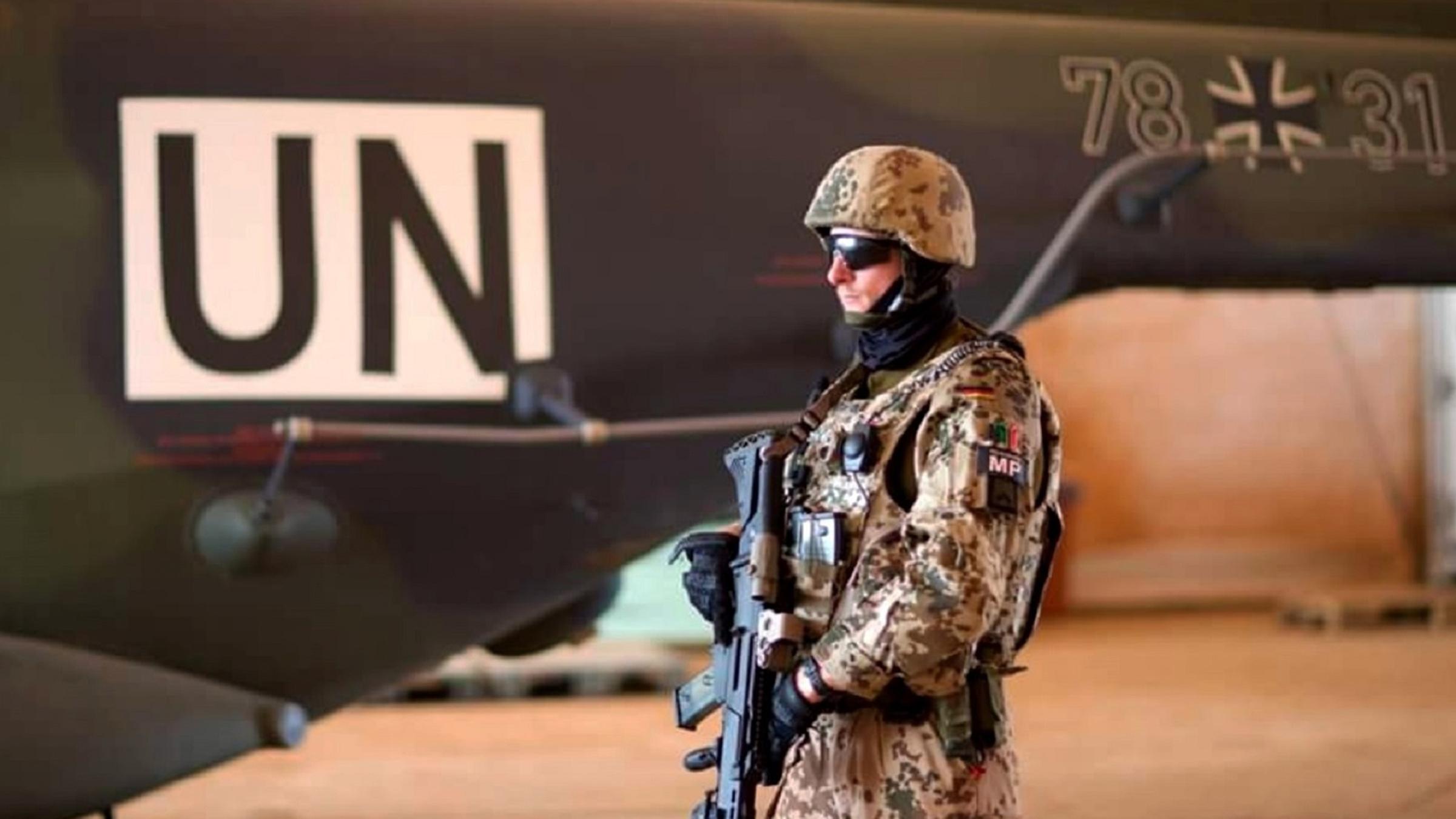 Deutscher Feldjäger steht Wache beim UN-Einsatz in Mali.