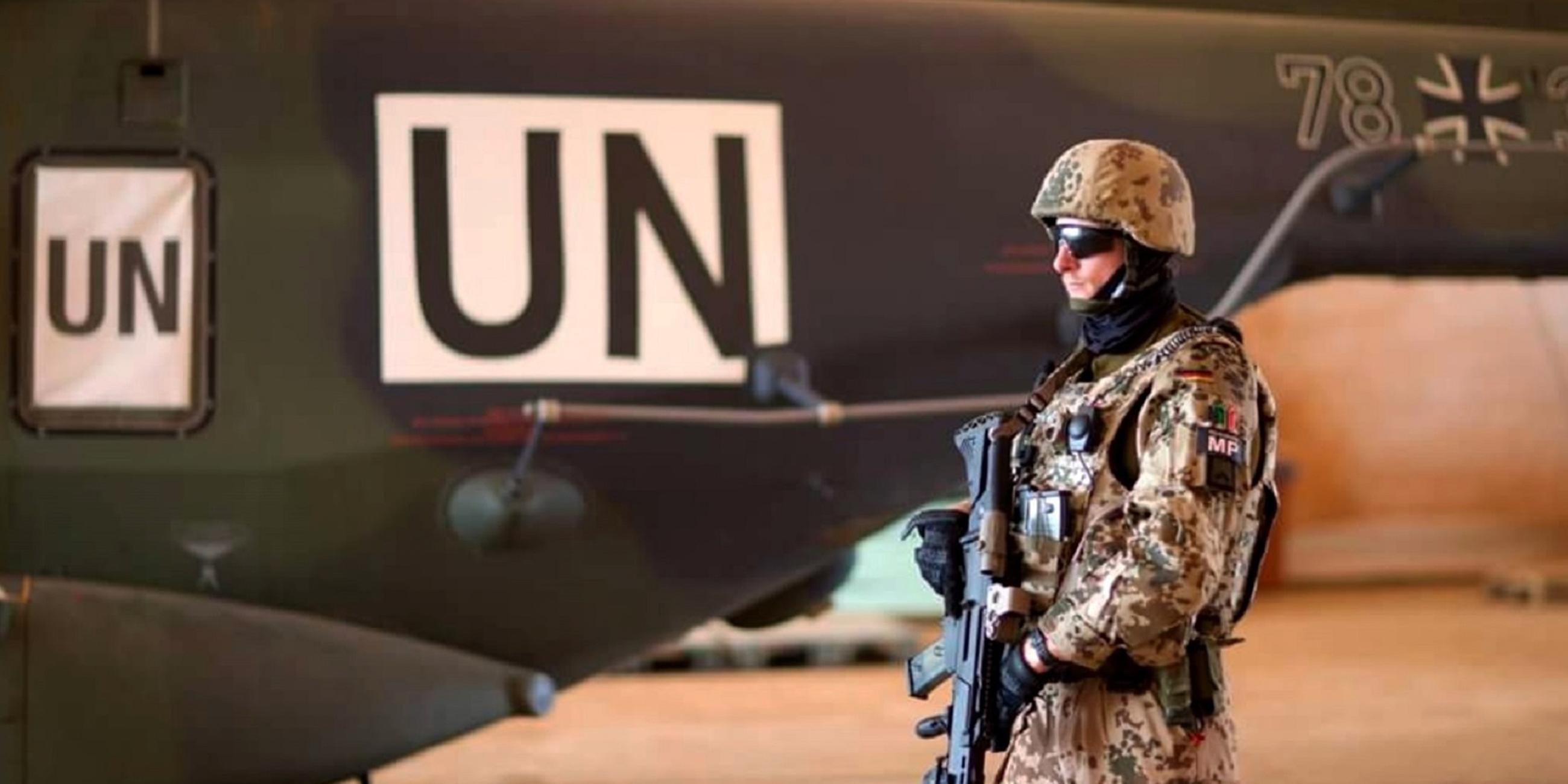 Deutscher Feldjäger steht Wache beim UN-Einsatz in Mali.