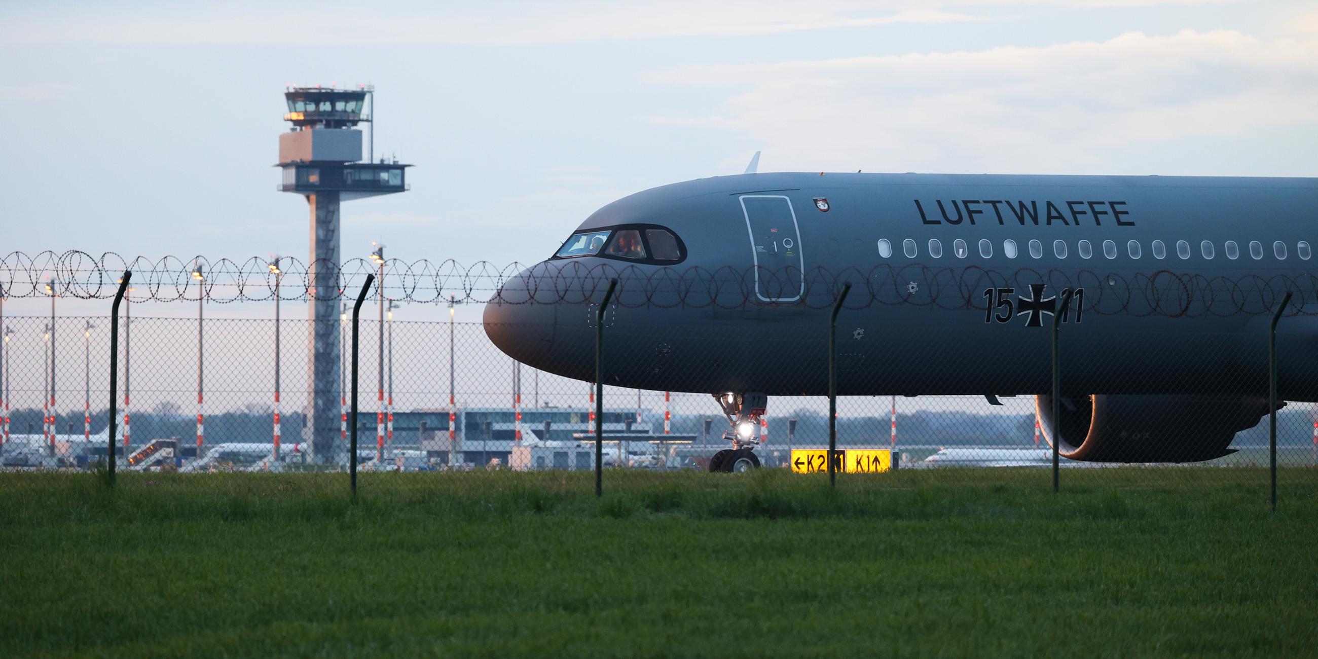 Ein Airbus der Luftwaffe landet mit aus dem Sudan evakuierten Bundesbürgern auf dem Flughafen BER