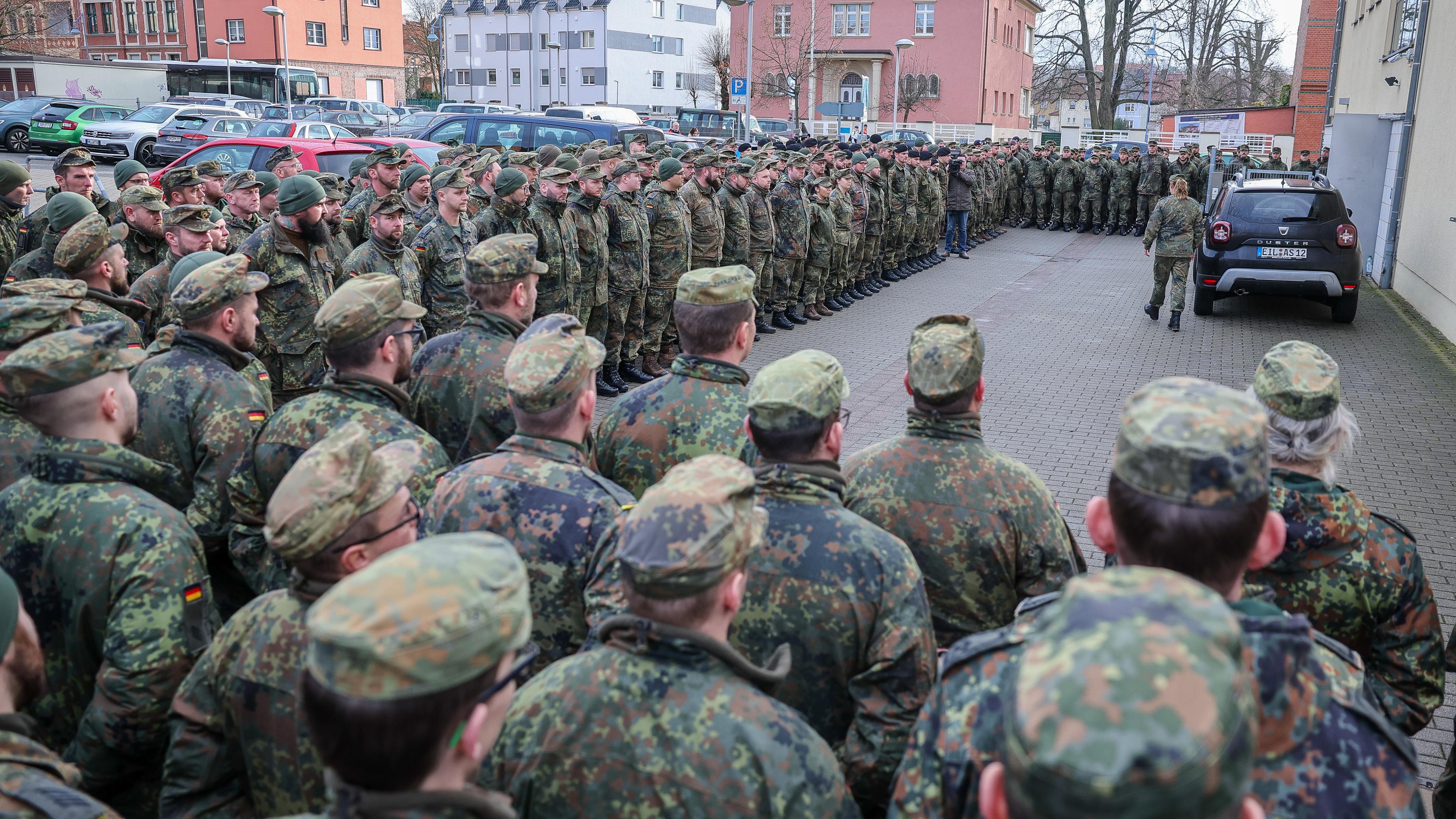 05.01.2024, Sachsen-Anhalt, Sangerhausen: Soldaten der Bundeswehr treten vor ihrem Einsatz zu einer Einweisung an.