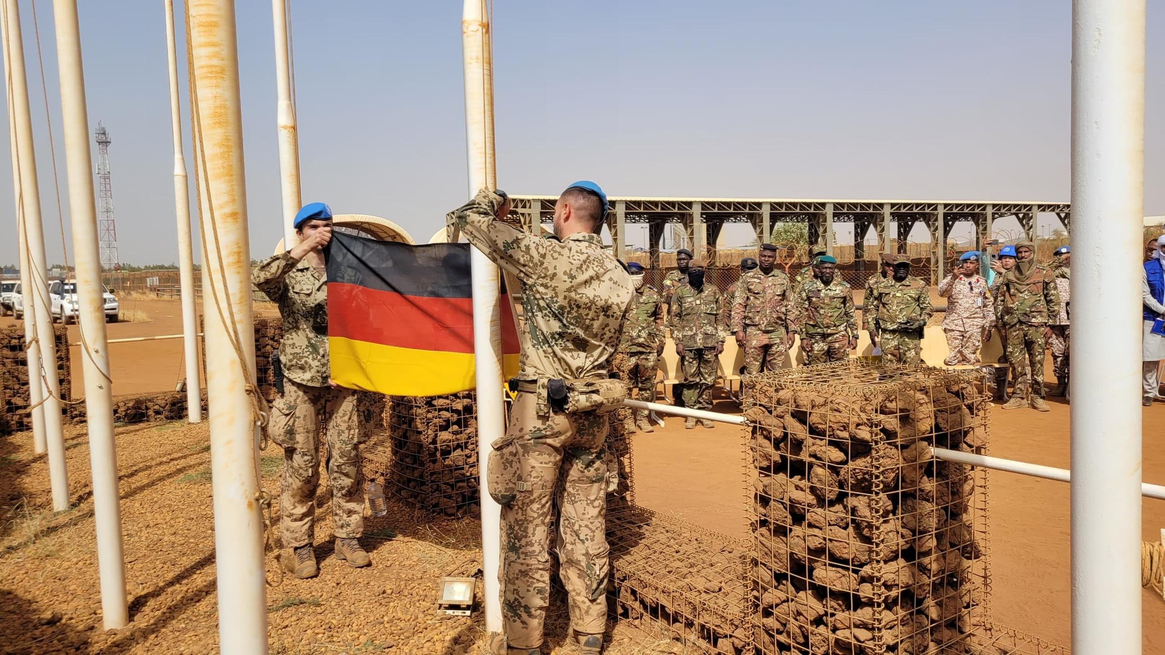 Mali, Gao: Bundeswehrsoldaten holen die deutsche Fahne im Camp in Gao ein.
