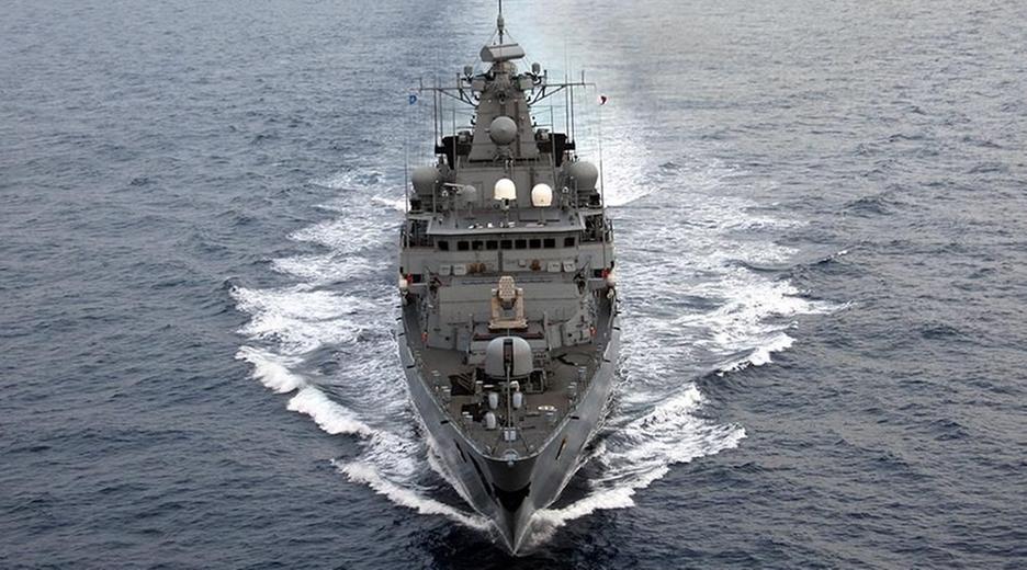 Archiv: Die Fregatte "Bayern" der Marine fährt auf den Gewässern vor dem Libanon am 02.03.2008.
