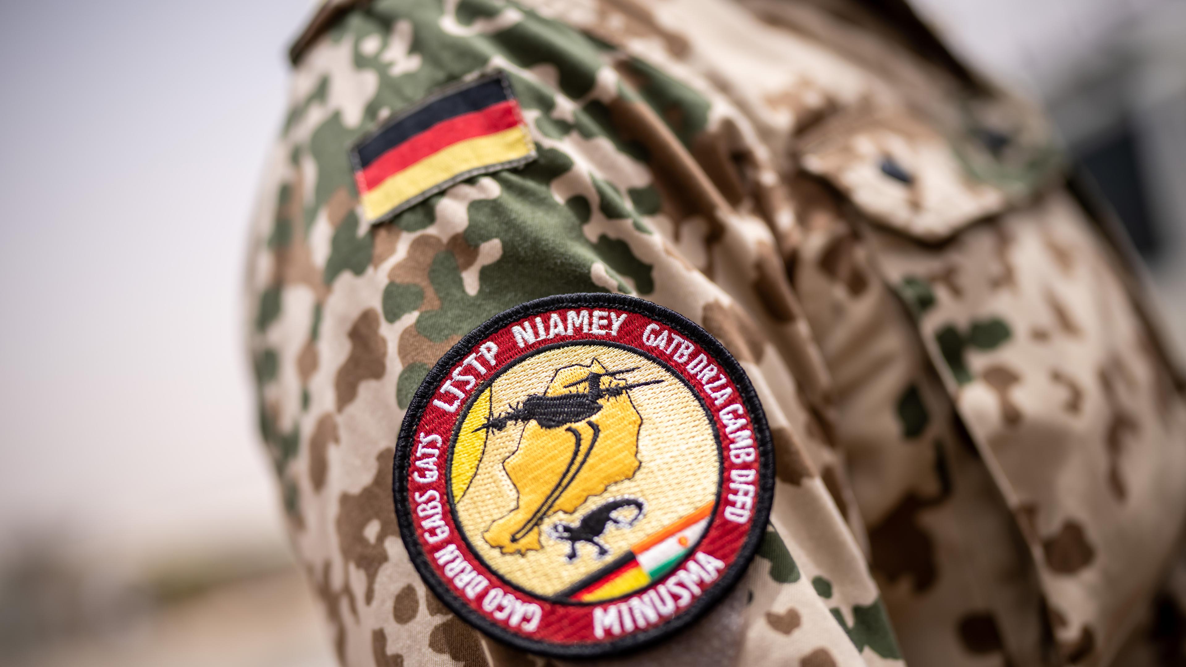 Niger, Niamey: Ein Schulterpatch zeigt das Logo des Bundeswehr Lufttransportstützpunkt "Camp Vie Allemand" in Niamey.