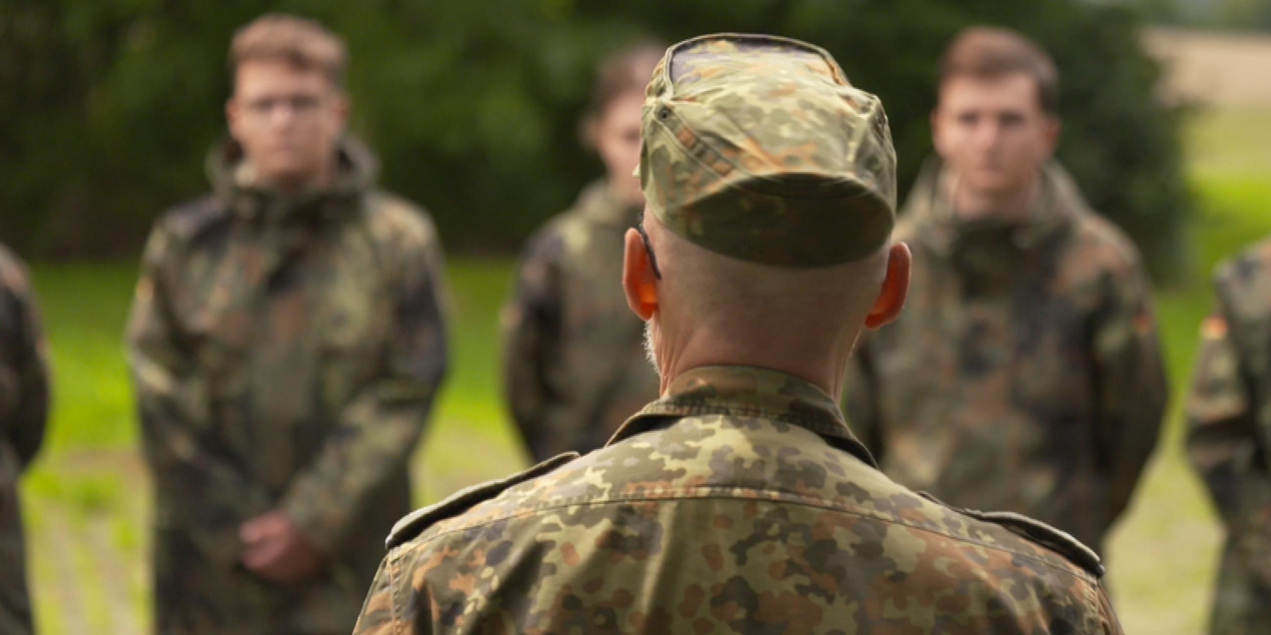 Ein Soldat der Bundeswehr betreut Jugendliche im Bundeswehr-Praktikum.