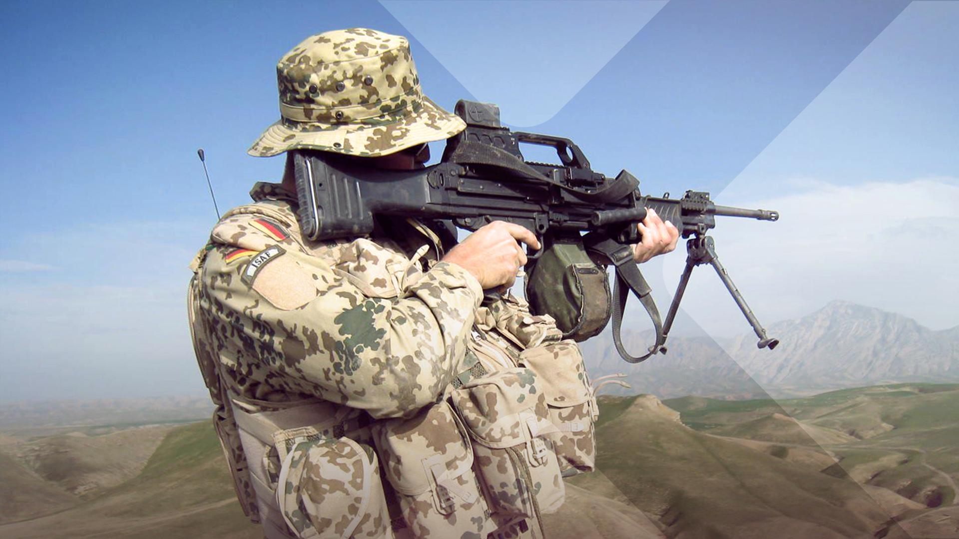 Bundeswehrsoldat mit Waffe im Anschlag