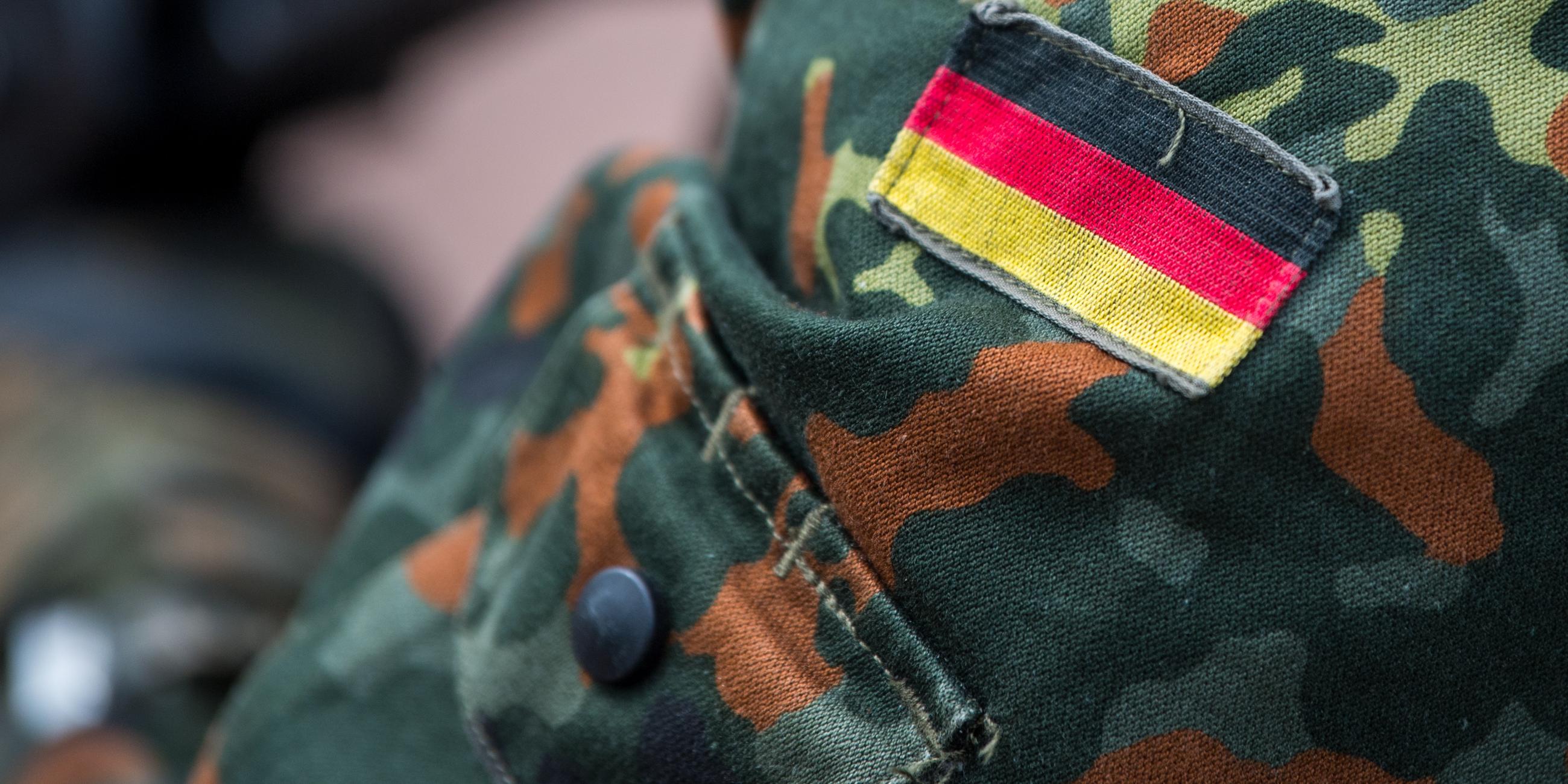 Archiv: Bundeswehruniform mit Deutschlandfahne am Arm