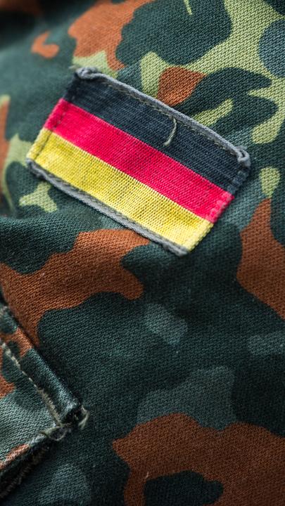 Archiv: Bundeswehruniform mit Deutschlandfahne am Arm