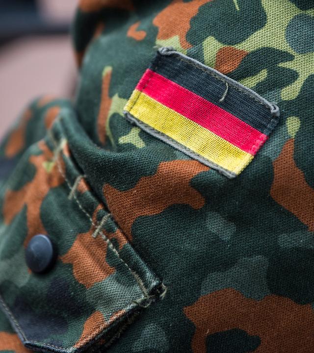 Archiv: Die Fahne von Deutschland ist auf der Uniform eines Soldaten aufgenäht.