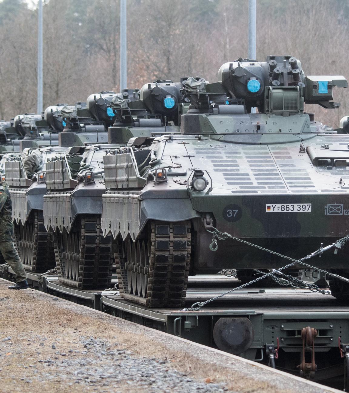 Schützenpanzer des Typs Marder werden auf dem auf einen Zug verladen 