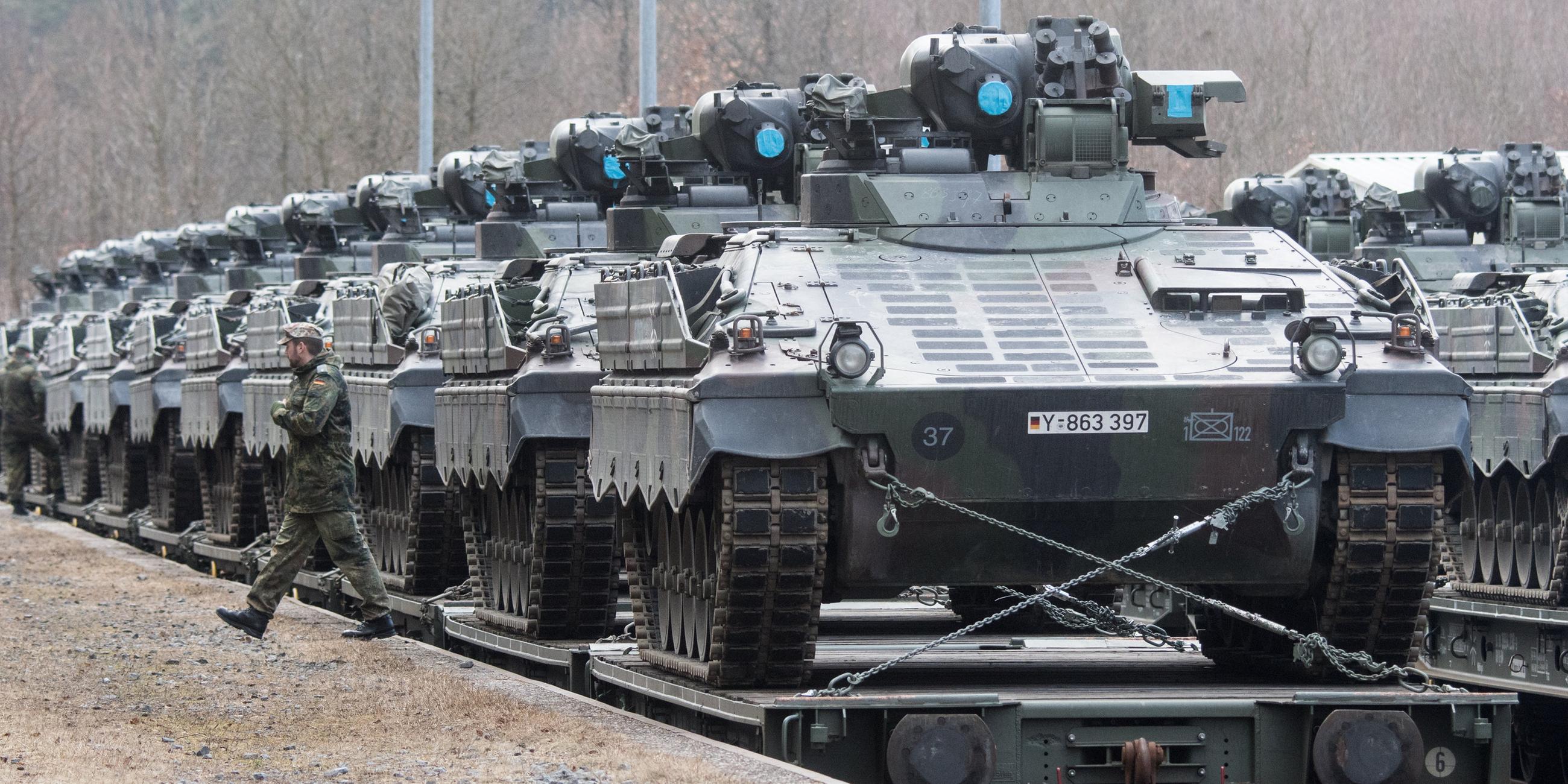 Schützenpanzer des Typs Marder werden auf dem auf einen Zug verladen 