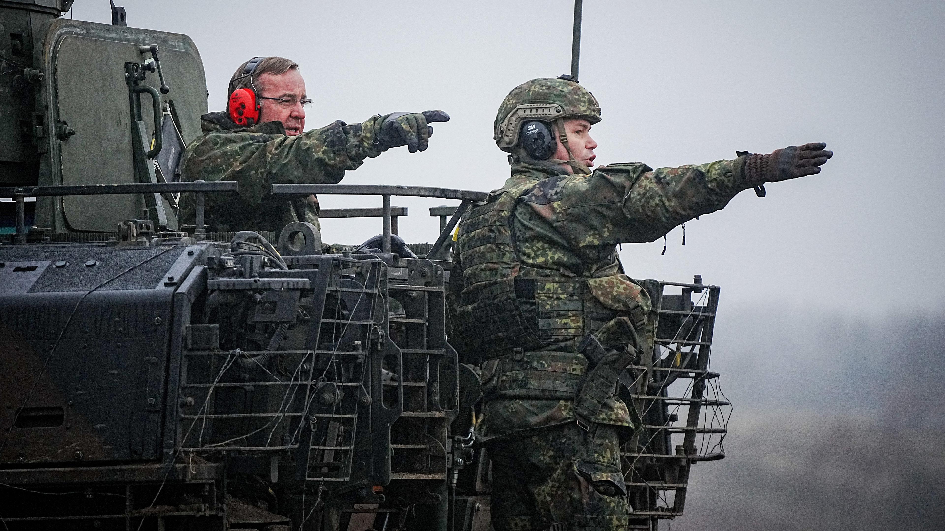 Boris Pistorius (SPD), steht mit einem Soldaten auf dem Truppenübungsplatz Altengrabow in einem Puma-Schützenpanze