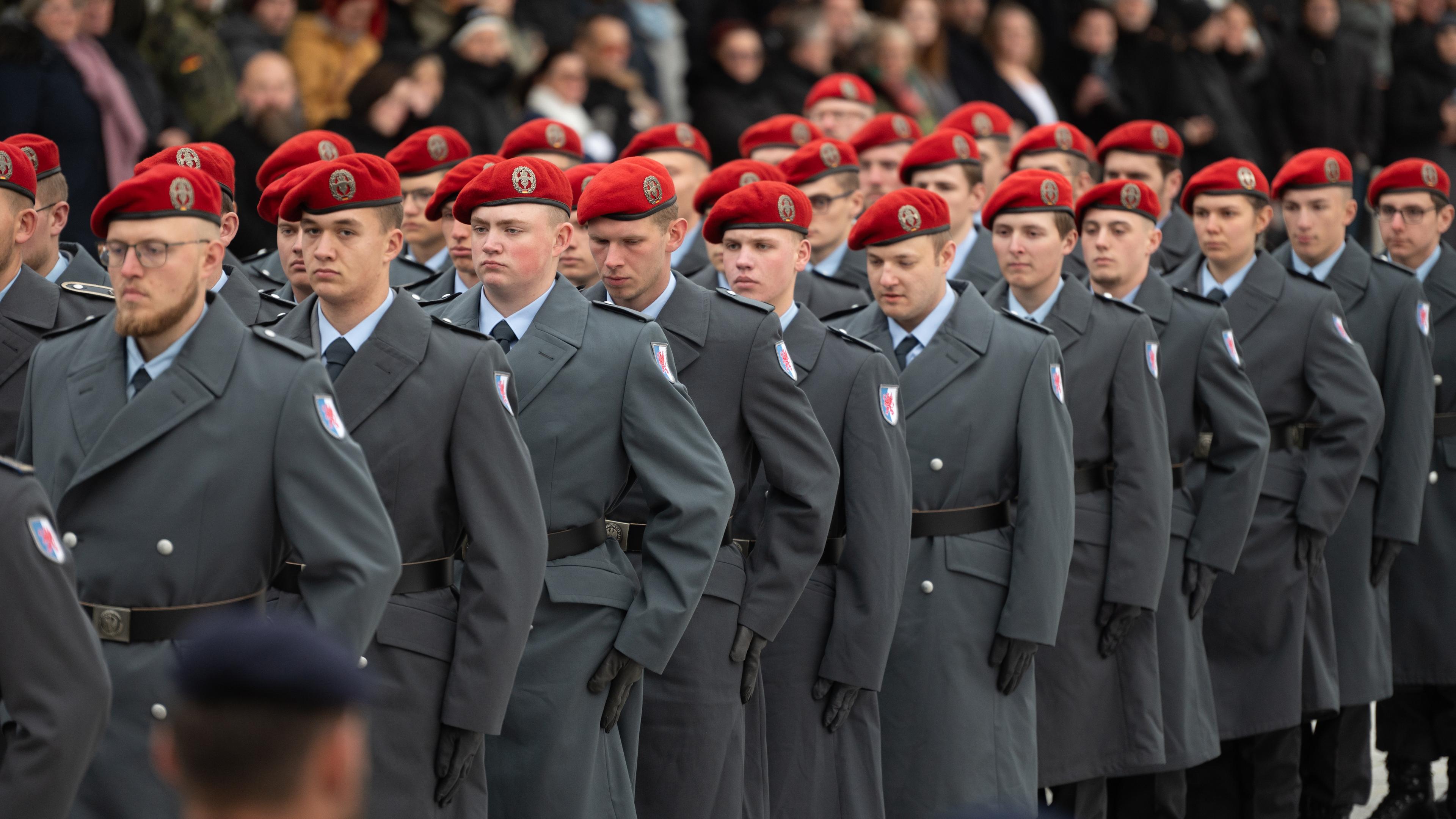 12.11.2023, Berlin: Rekruten kommen zum feierlichen Gelöbnis zum 68. Gründungstag der Bundeswehr.