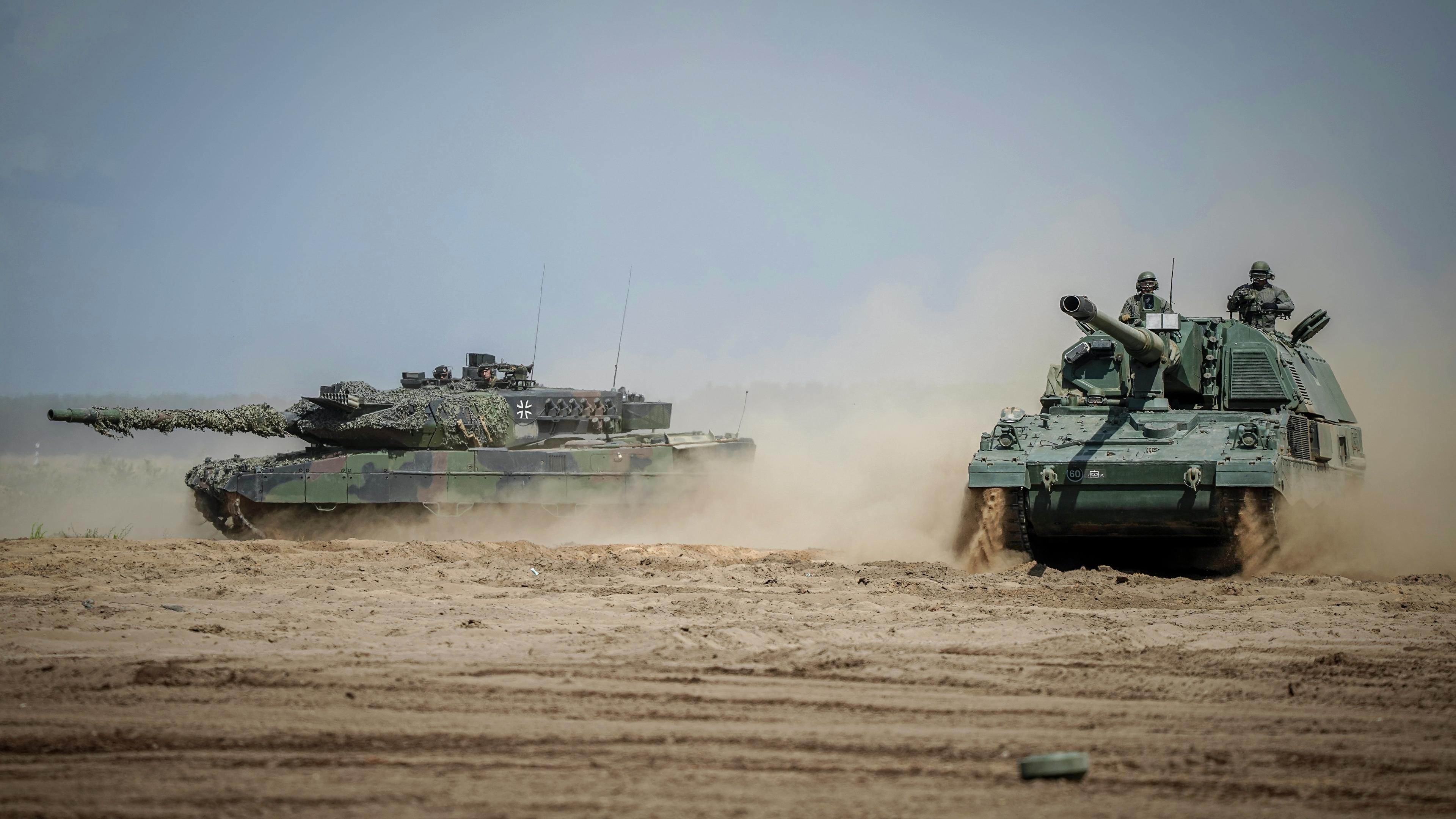 Litauen, Vilnius: Eine Panzerhaubitze 2000 und ein Leopard 2 Kampfpanzer sind bei der Nato-Übung "Griffin Storm", bei der etwa 1000 Bundeswehrsoldaten zusammen mit der litauischen Armee die Verteidigung der Nato-Ostflanke trainieren, im Einsatz. 