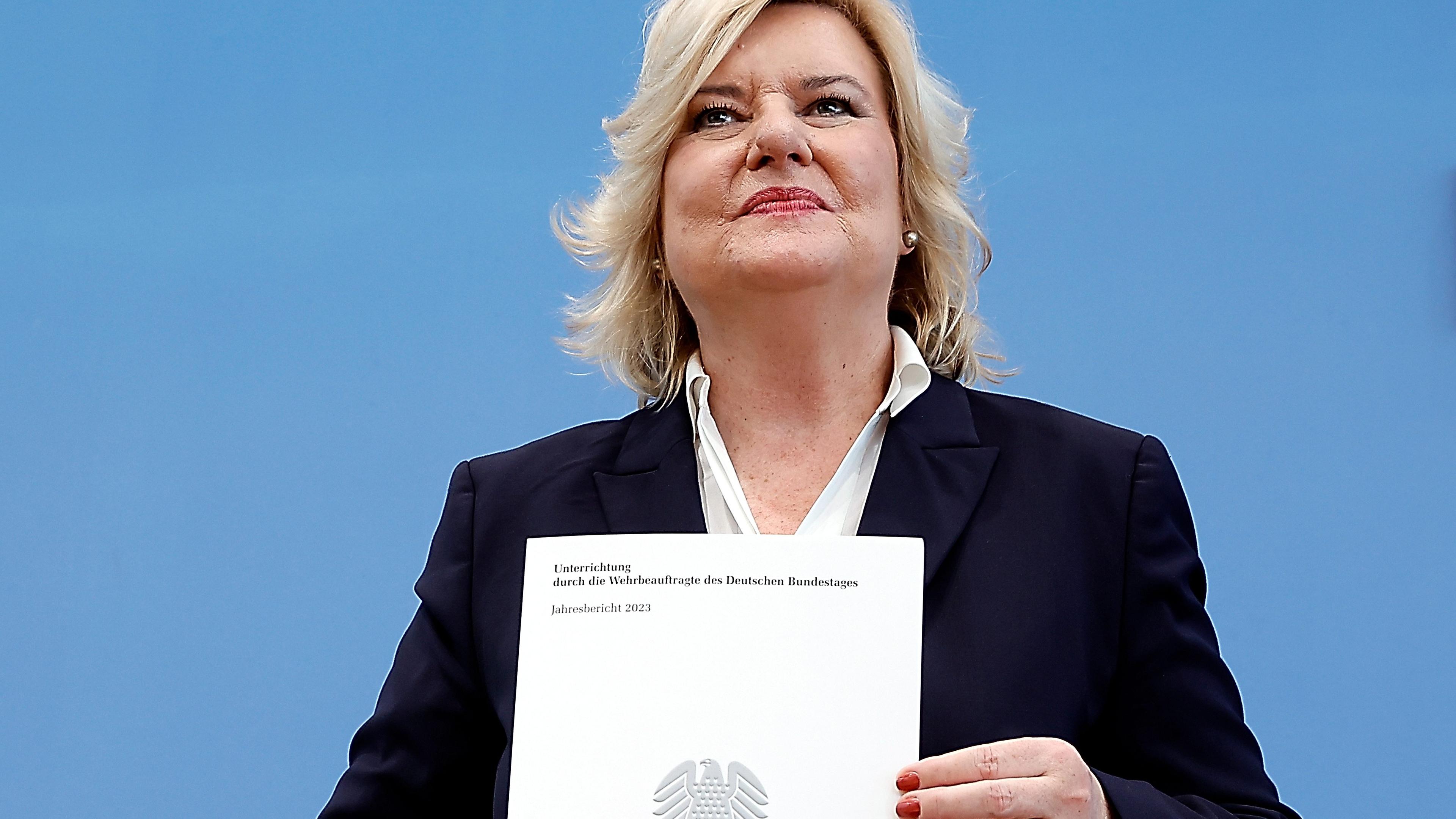 Eva Högl (SPD), Wehrbeauftragte des Deutschen Bundestages, hält den Jahresbericht 2023 der Wehrbeauftragten des Bundestages in der Bundespressekonferenz.