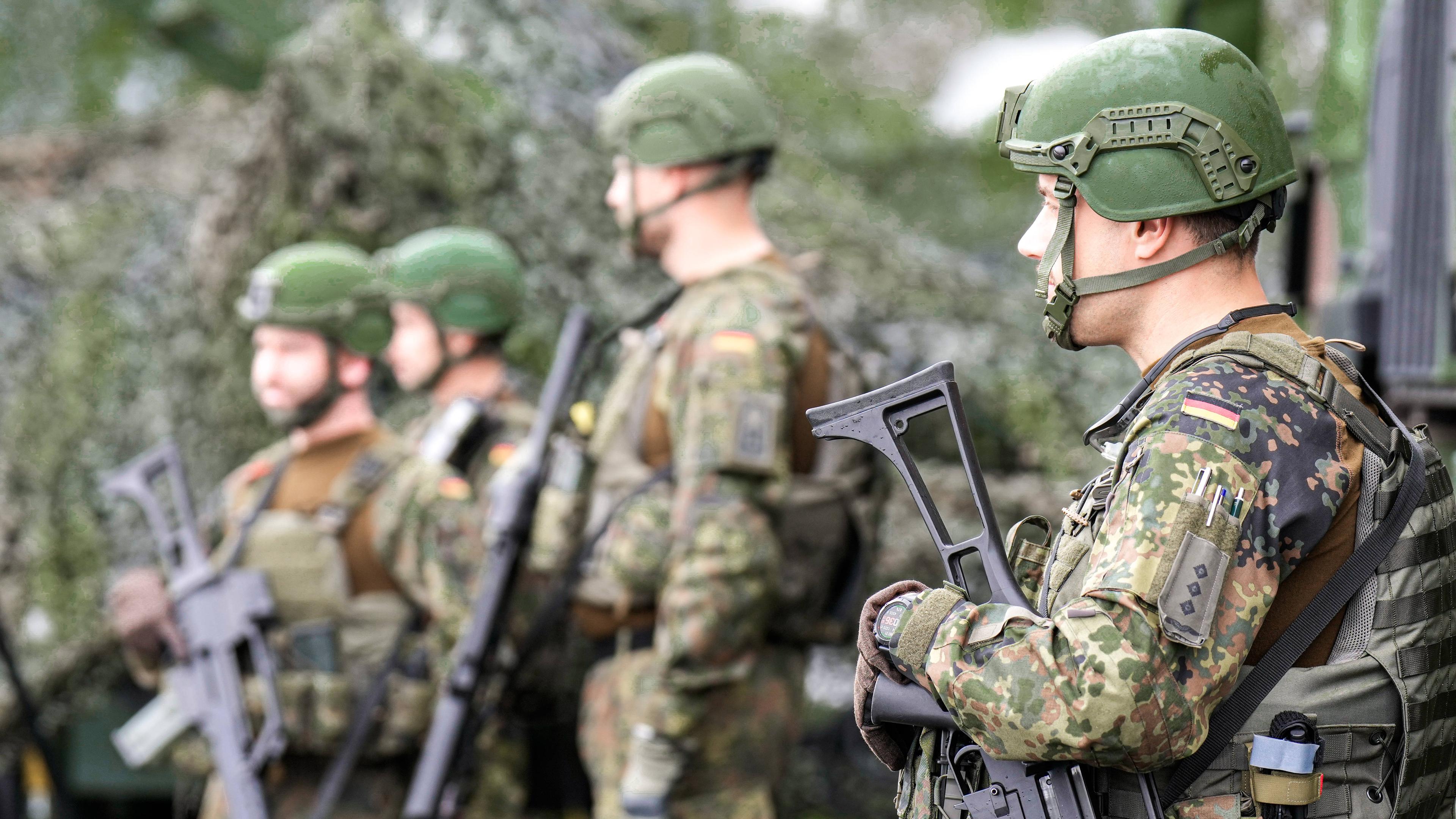Bundeswehrsoldaten mit Maschinengewehren
